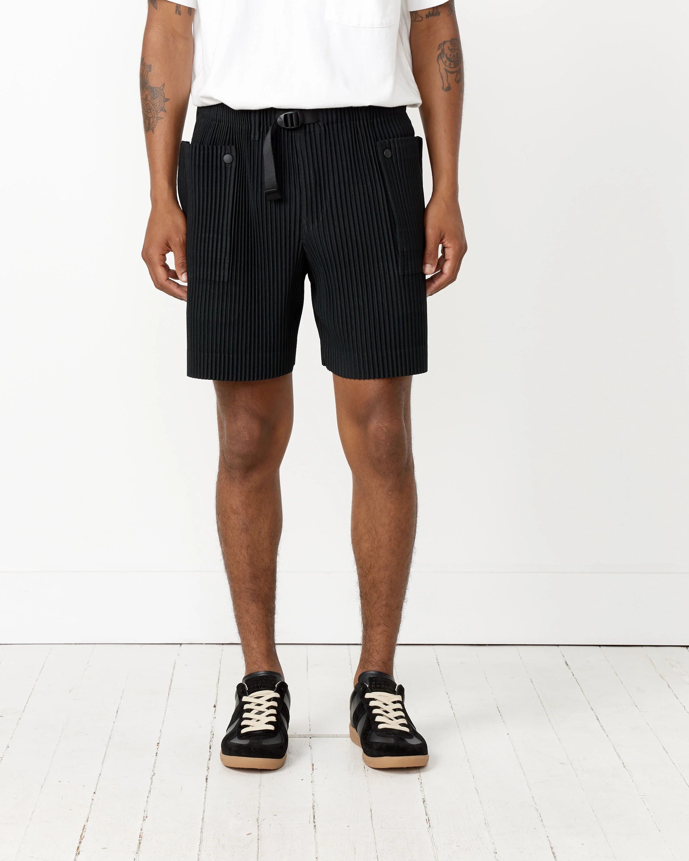 Homme Plisse Issey Miyake (size 2) Flip Short in Black Homme Plissé Issey Miyake Size US 32 / EU 48 - 3 Thumbnail