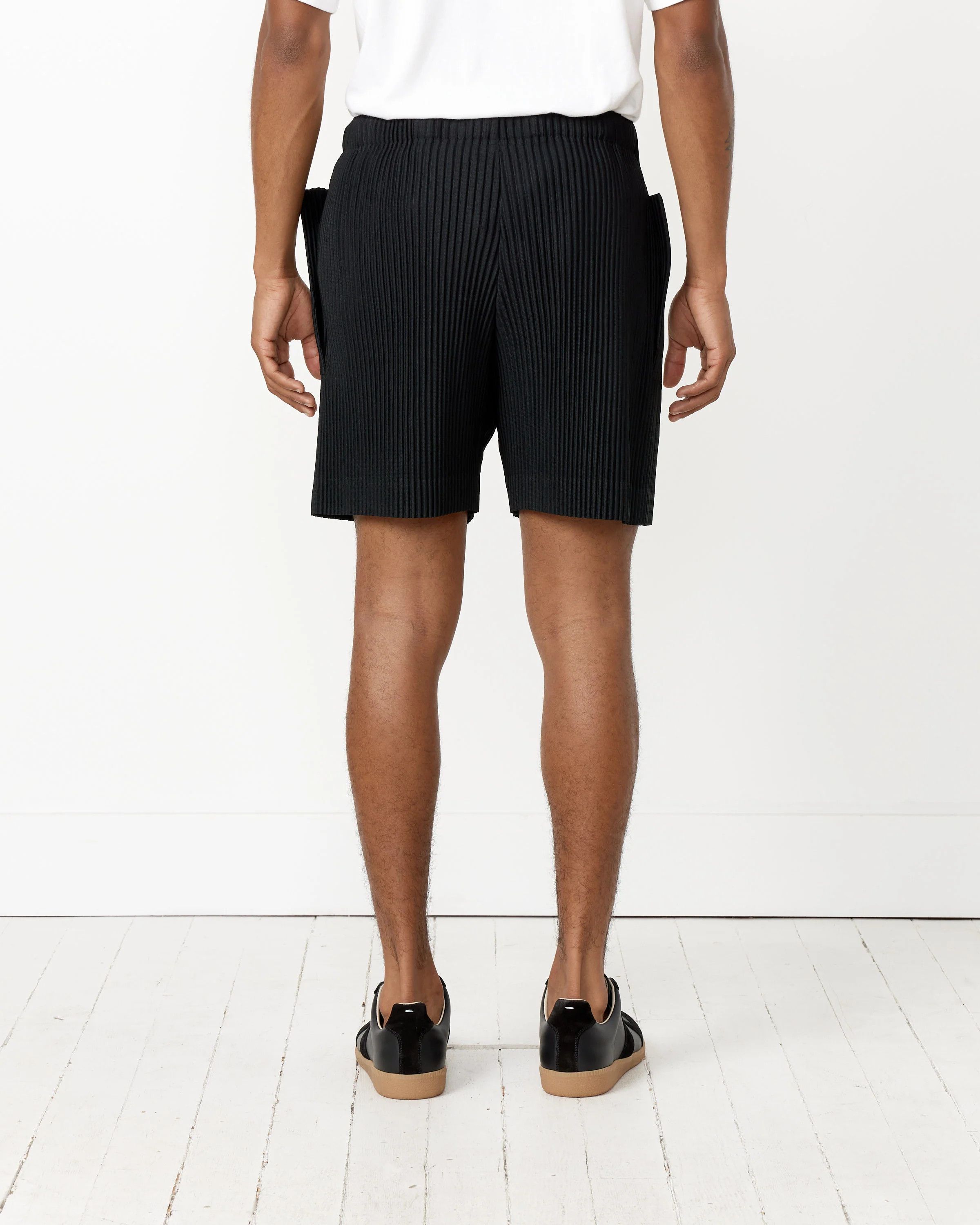 Homme Plisse Issey Miyake (size 2) Flip Short in Black Homme Plissé Issey Miyake Size US 32 / EU 48 - 4 Thumbnail