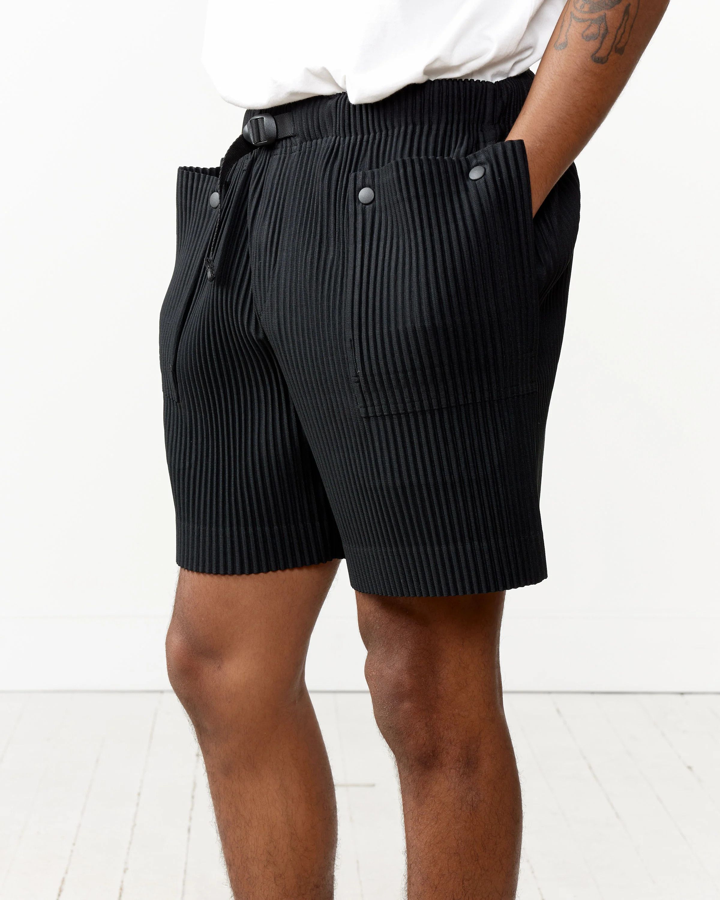 Homme Plisse Issey Miyake (size 2) Flip Short in Black Homme Plissé Issey Miyake Size US 32 / EU 48 - 1 Thumbnail