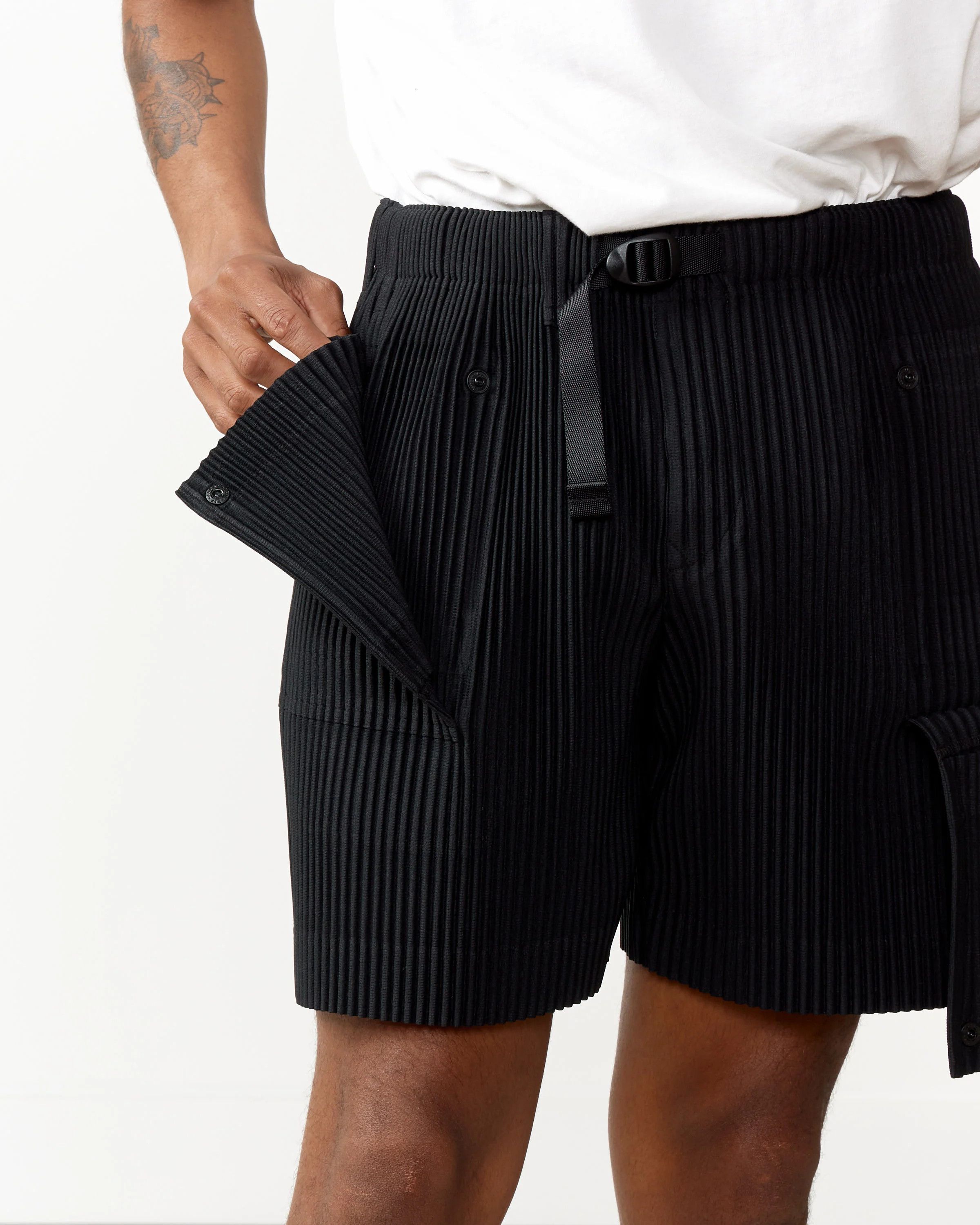 Homme Plisse Issey Miyake (size 2) Flip Short in Black Homme Plissé Issey Miyake Size US 32 / EU 48 - 2 Thumbnail