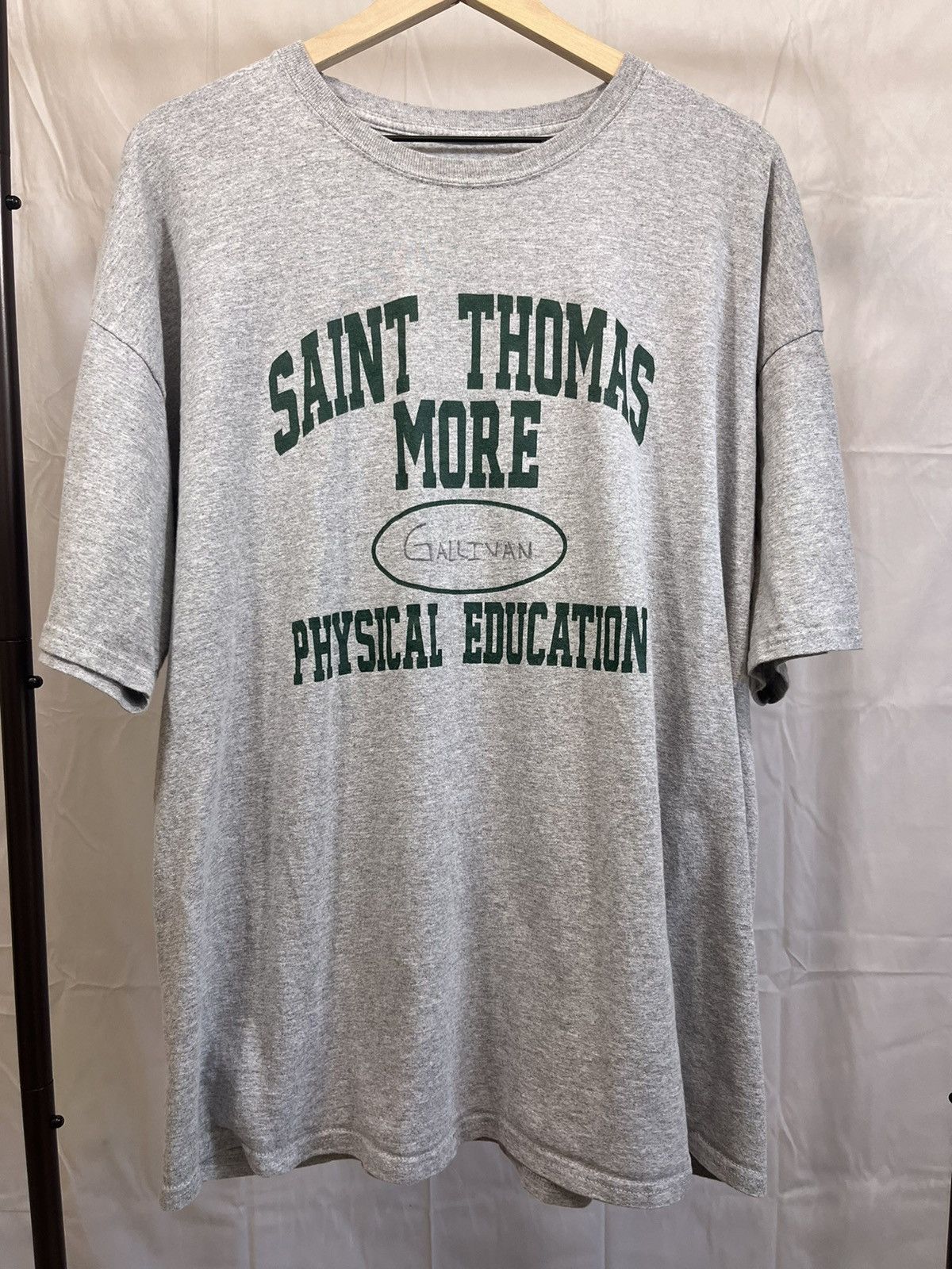 Vintage Vintage Oversized Y2K Phys Ed School Tee Size US XXL / EU 58 / 5 - 1 Thumbnail