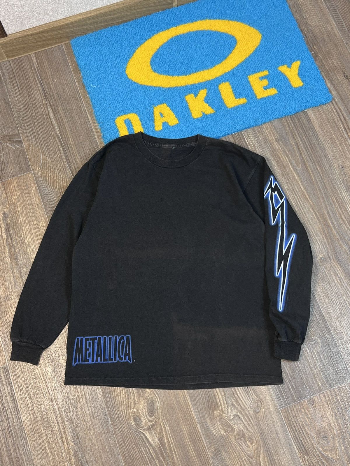 Band Tees Vintage 2000 Metallica lightning ⚡️ logo rare long sleeve Size US M / EU 48-50 / 2 - 1 Thumbnail