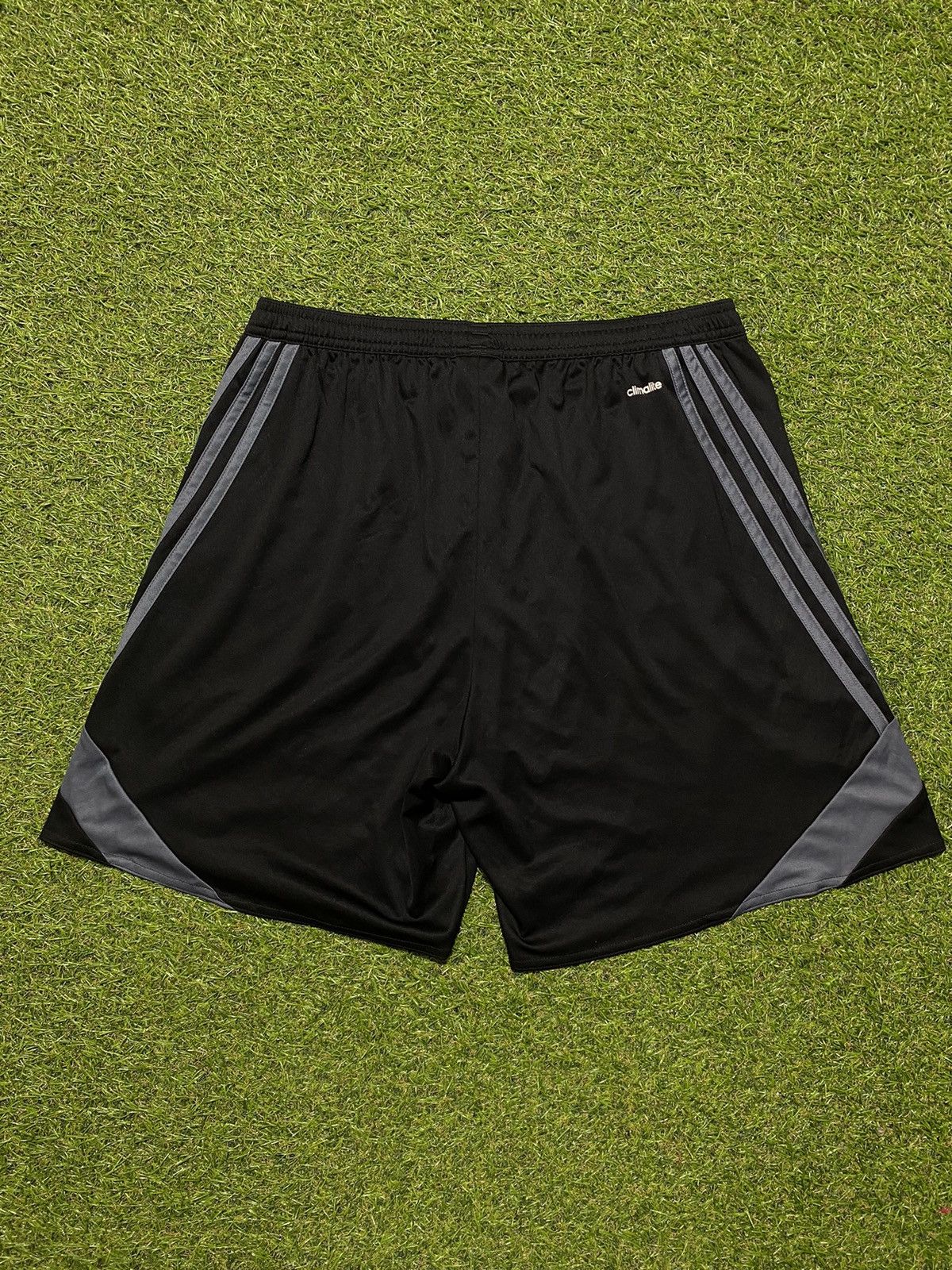 Adidas Vintage Adidas shorts streetwear y2k casual style size L Size US 34 / EU 50 - 2 Thumbnail
