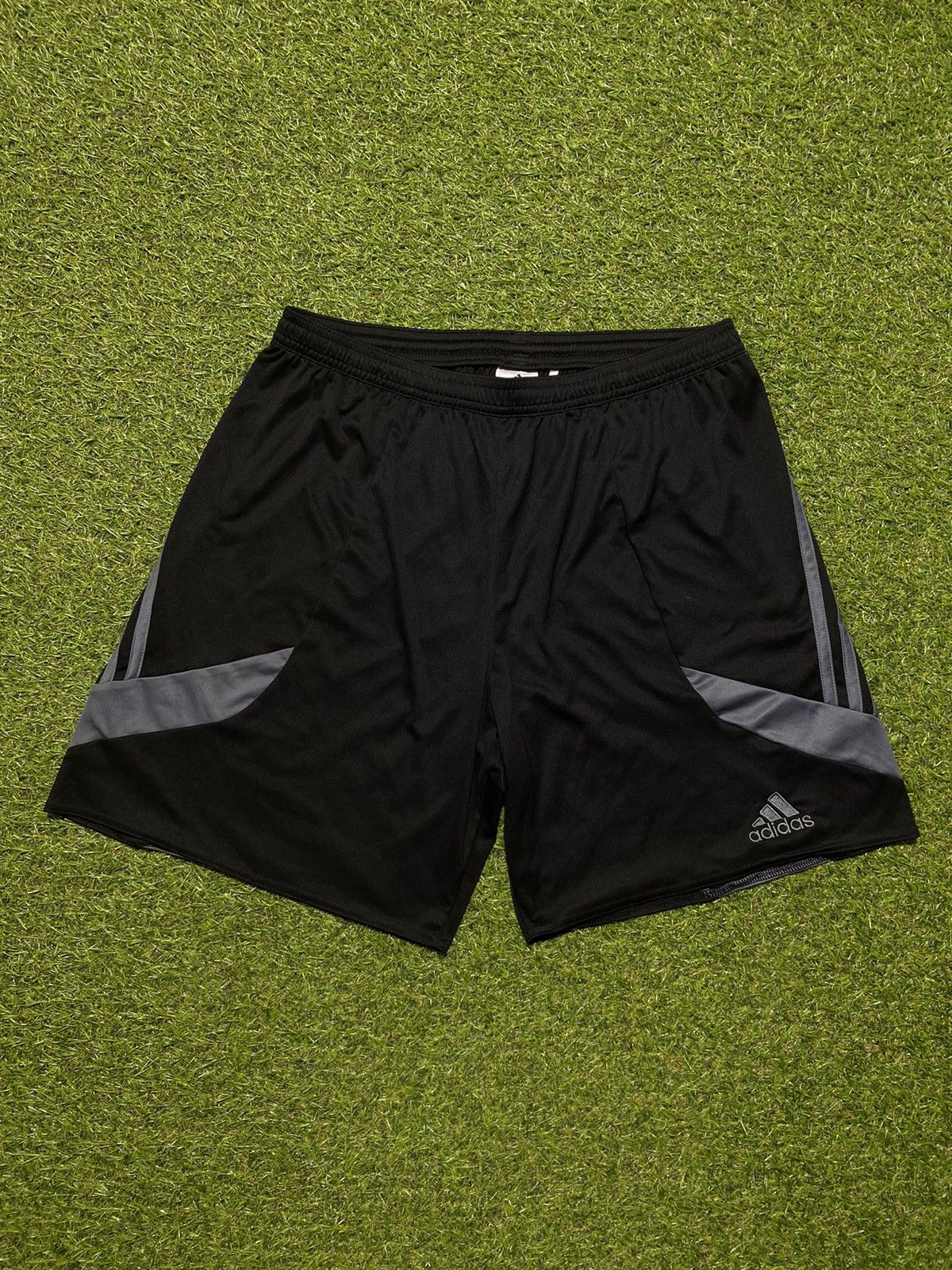 Adidas Vintage Adidas shorts streetwear y2k casual style size L Size US 34 / EU 50 - 1 Thumbnail