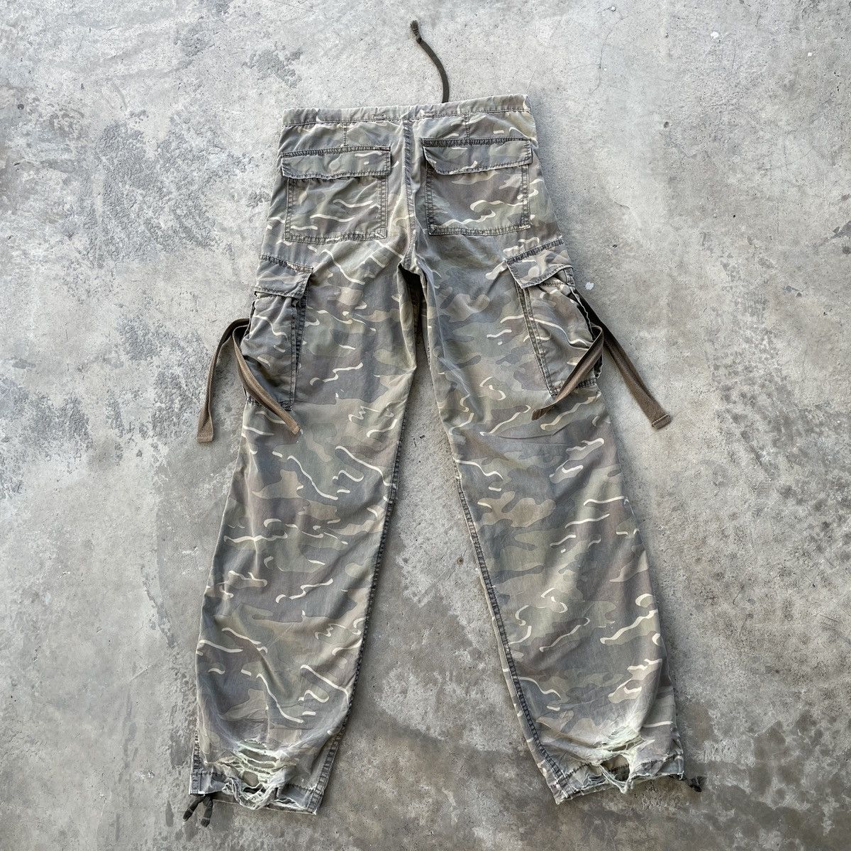 Japanese Brand Vintage Japanese Camo Faded Distressed Bondage Cargo Pants Size US 30 / EU 46 - 11 Thumbnail
