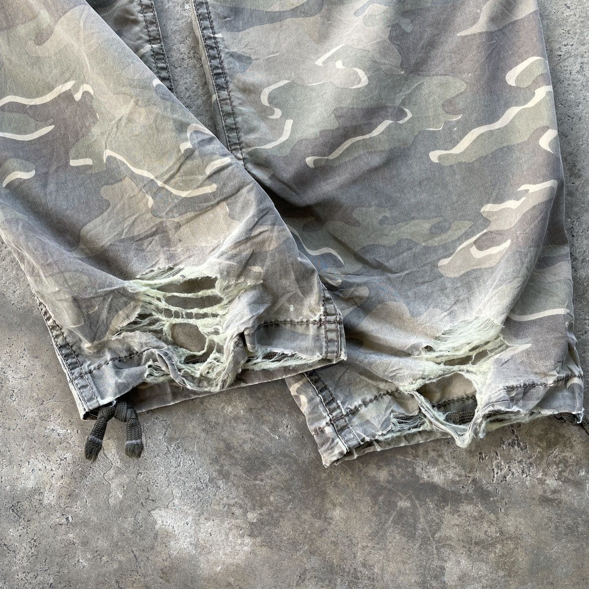 Japanese Brand Vintage Japanese Camo Faded Distressed Bondage Cargo Pants Size US 30 / EU 46 - 9 Thumbnail