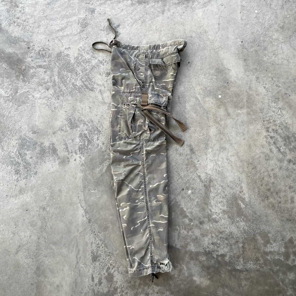 Japanese Brand Vintage Japanese Camo Faded Distressed Bondage Cargo Pants Size US 30 / EU 46 - 3 Thumbnail