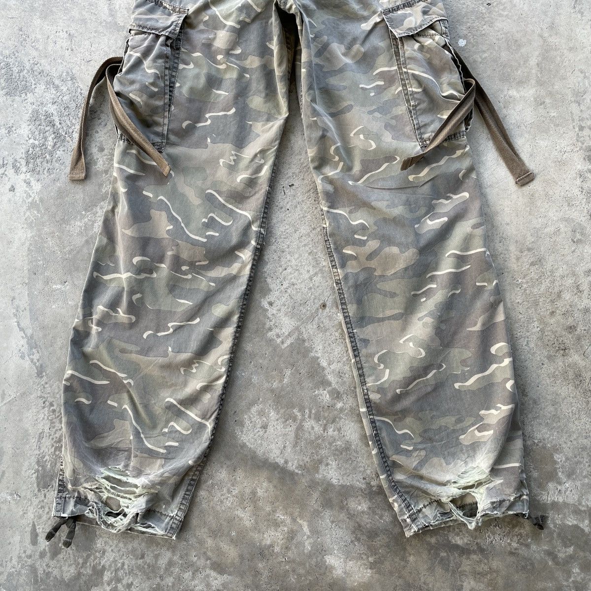 Japanese Brand Vintage Japanese Camo Faded Distressed Bondage Cargo Pants Size US 30 / EU 46 - 10 Thumbnail