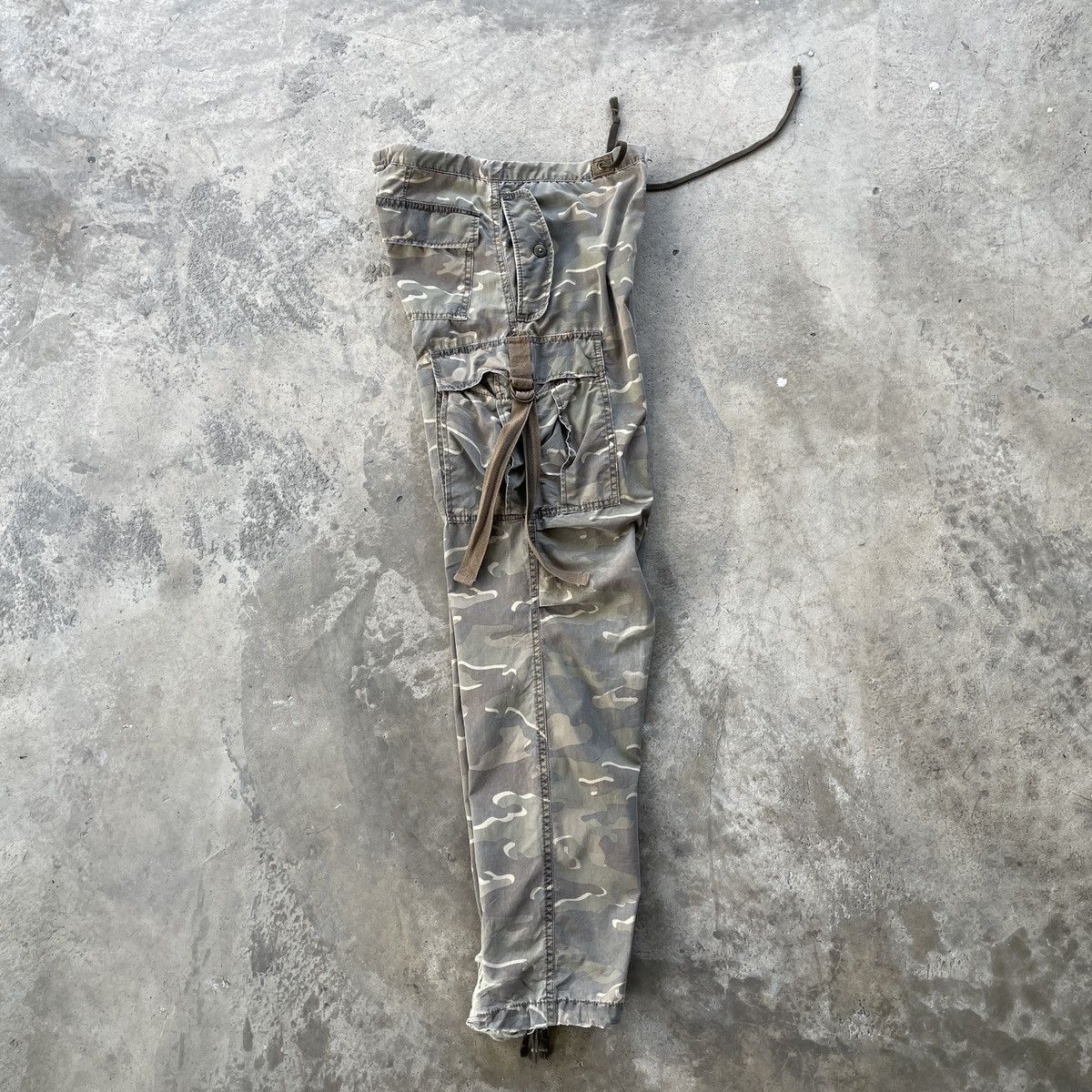Japanese Brand Vintage Japanese Camo Faded Distressed Bondage Cargo Pants Size US 30 / EU 46 - 2 Thumbnail