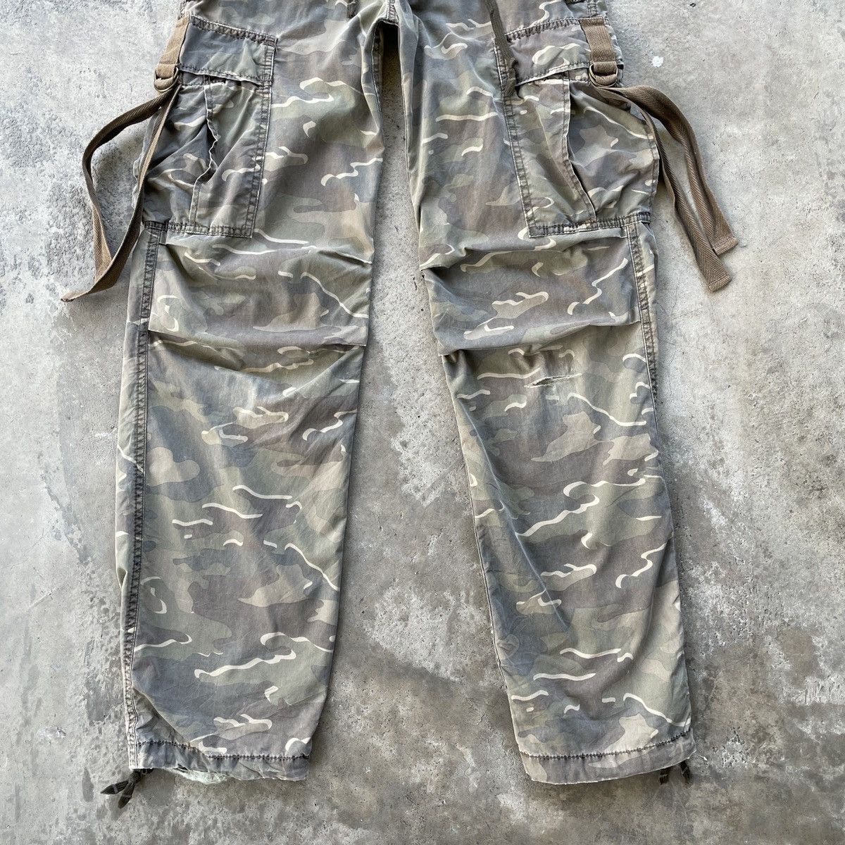 Japanese Brand Vintage Japanese Camo Faded Distressed Bondage Cargo Pants Size US 30 / EU 46 - 5 Thumbnail