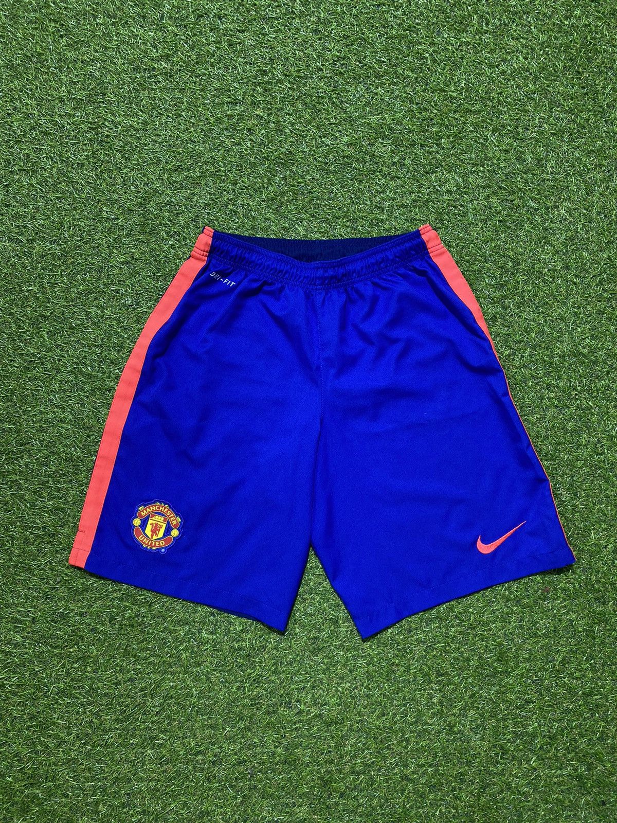 Nike Vintage Nike Manchester United shorts swoosh Y2k size M Size US 32 / EU 48 - 1 Thumbnail