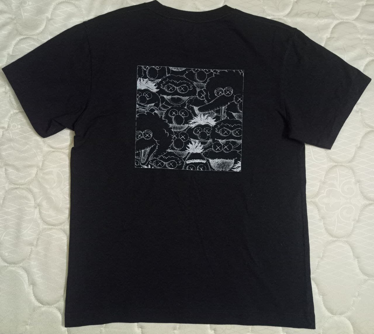 Kaws × Uniqlo Kaws X Uniqlo x Sesame Street XX pocket Graphic T Shirt Size US S / EU 44-46 / 1 - 1 Thumbnail