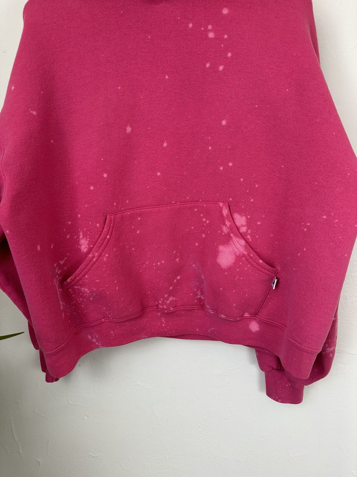 Russell Athletic (L) EPIC BLEACH SPLATTER PINK Russell Athletic Hoodie Size US L / EU 52-54 / 3 - 7 Thumbnail