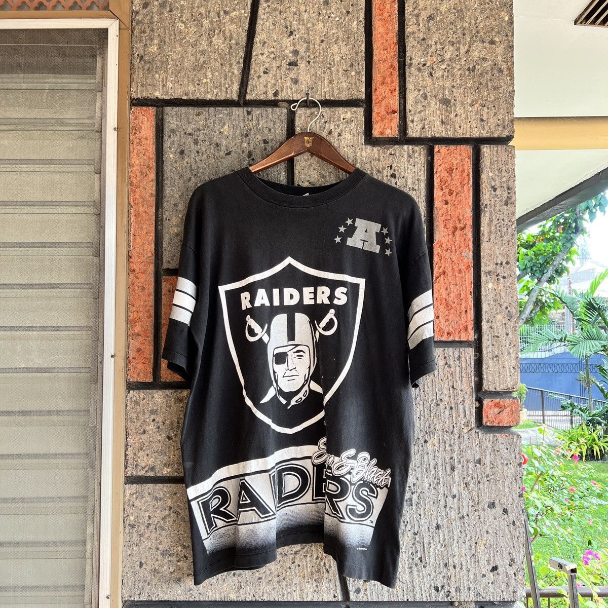 NFL VTG 1994 Raiders All Over Print Tee Shirt Silver & Black Size US XL / EU 56 / 4 - 2 Thumbnail