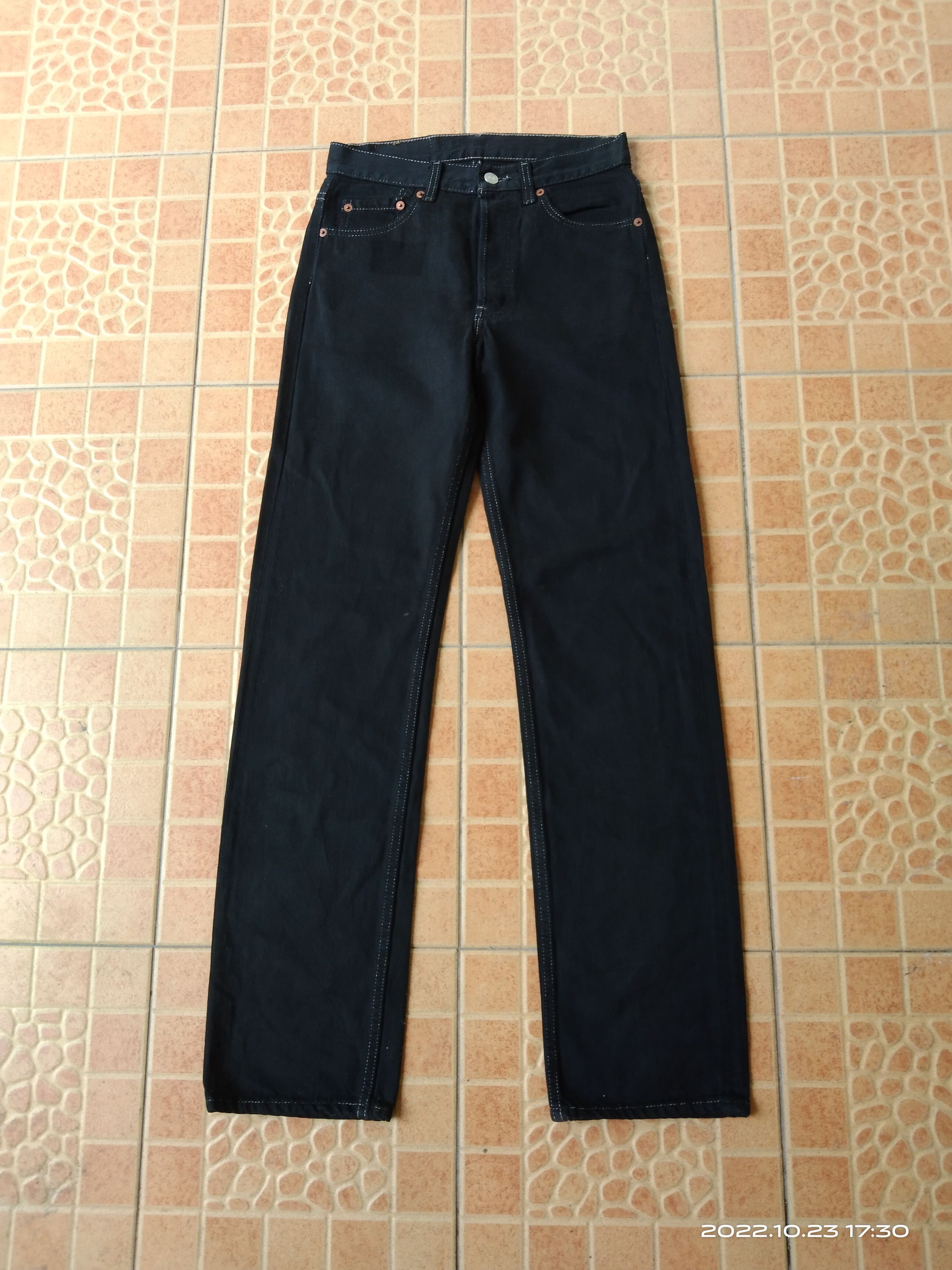 Levi's Vintage Clothing VINTAGE 90s 501 SUPER BLACK DENIM PANTS Size US 26 / EU 42 - 2 Thumbnail