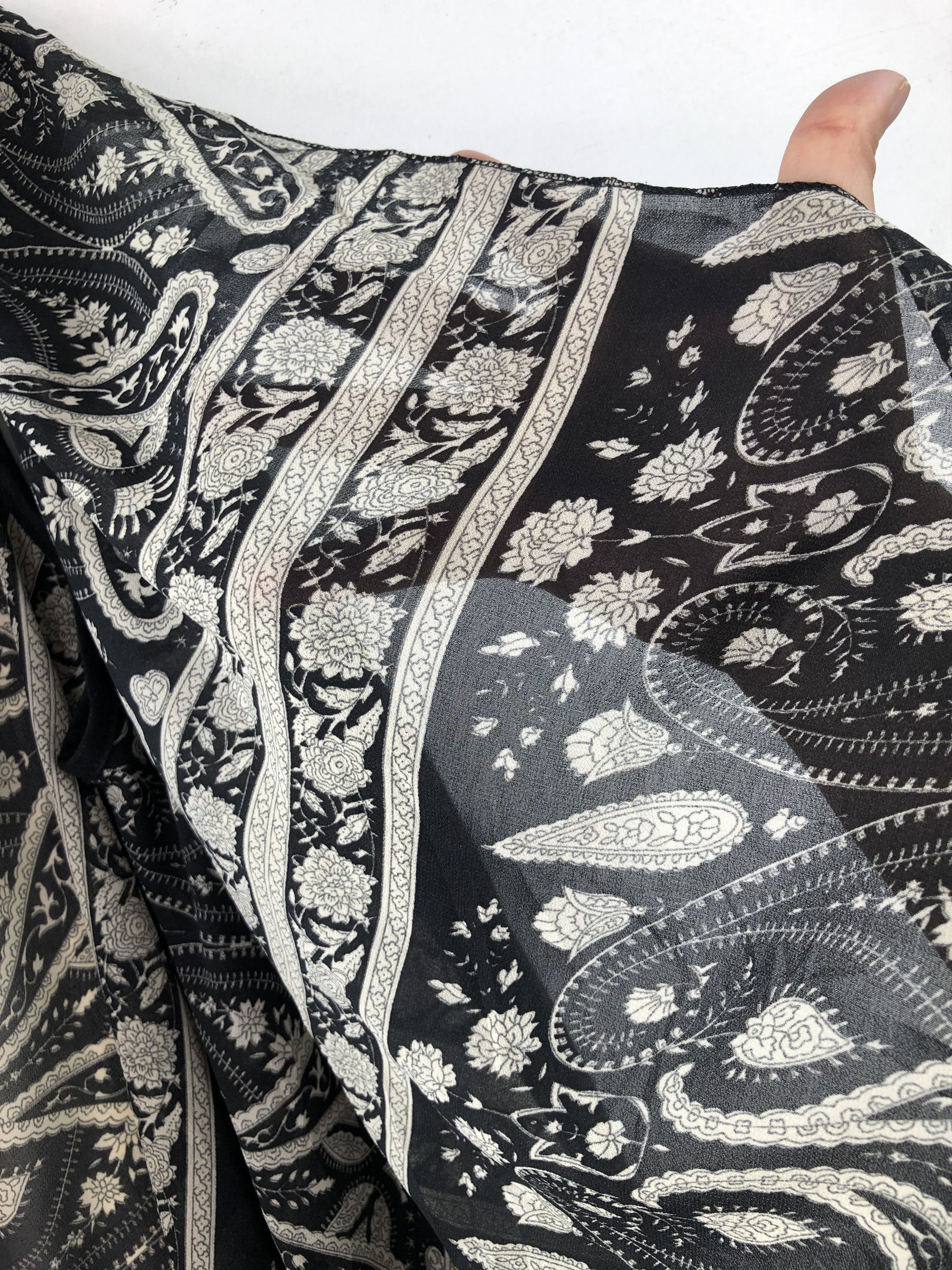 Japanese Brand RARE🔥VINTAGE PAISLEY ROSE SOFT LIGHTWEIGHT CAPE Size US M / EU 48-50 / 2 - 6 Thumbnail