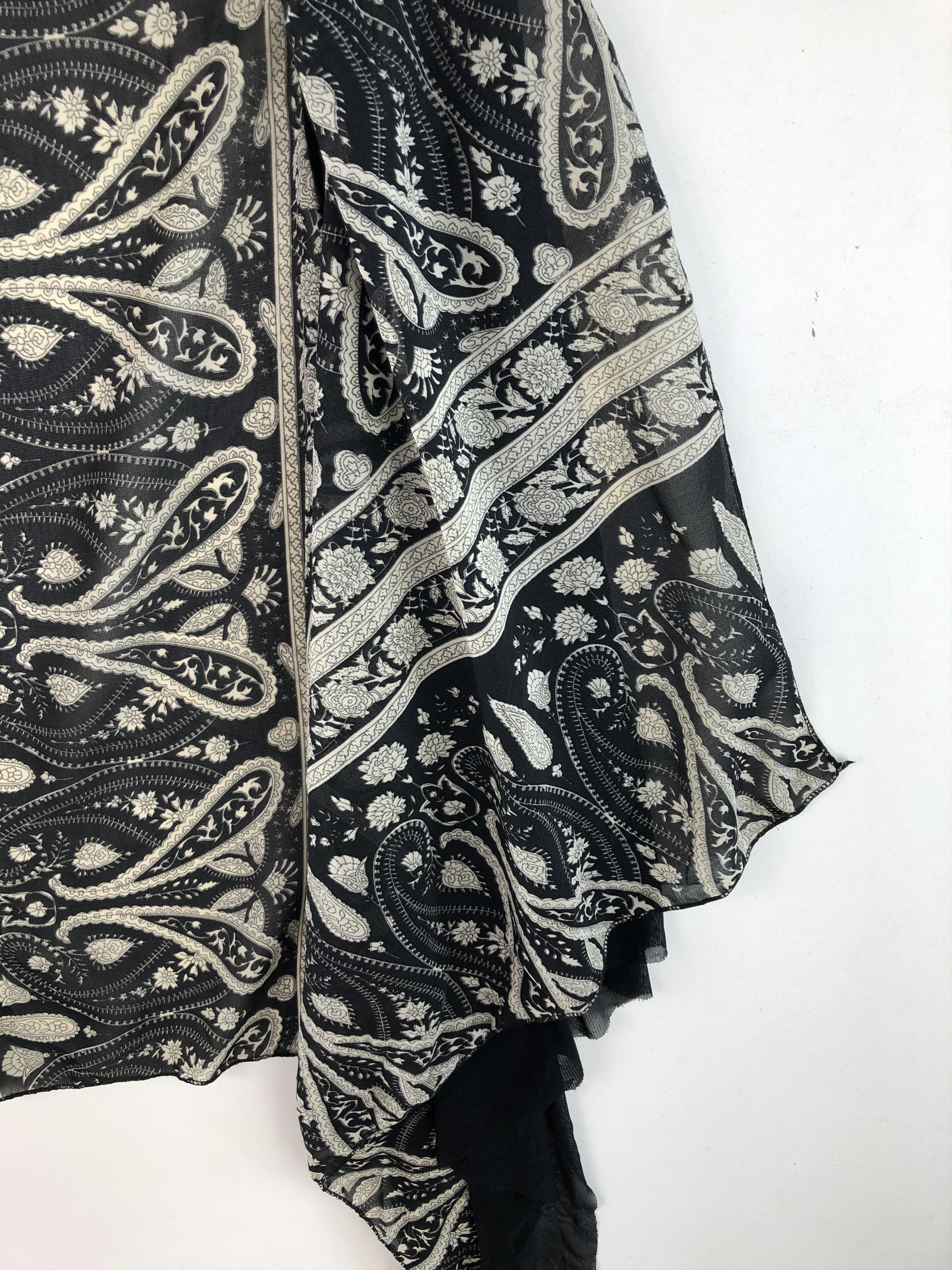 Japanese Brand RARE🔥VINTAGE PAISLEY ROSE SOFT LIGHTWEIGHT CAPE Size US M / EU 48-50 / 2 - 4 Thumbnail