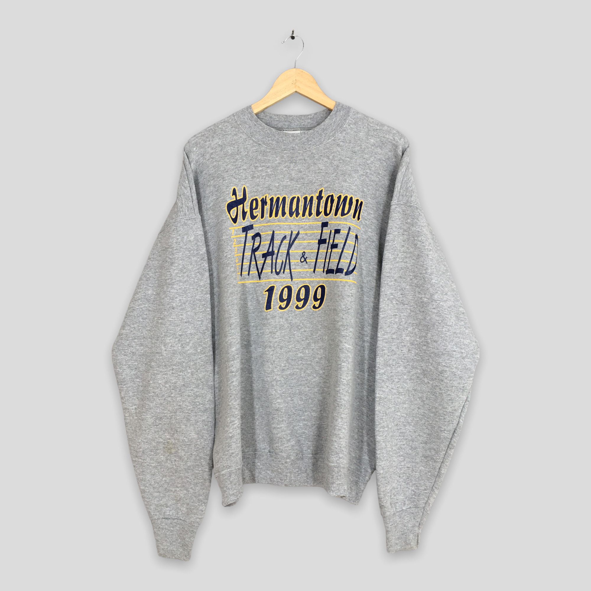 NCAA Vintage Hermantown Track And Field 1999 Sweatshirt XLarge Size US XL / EU 56 / 4 - 1 Thumbnail