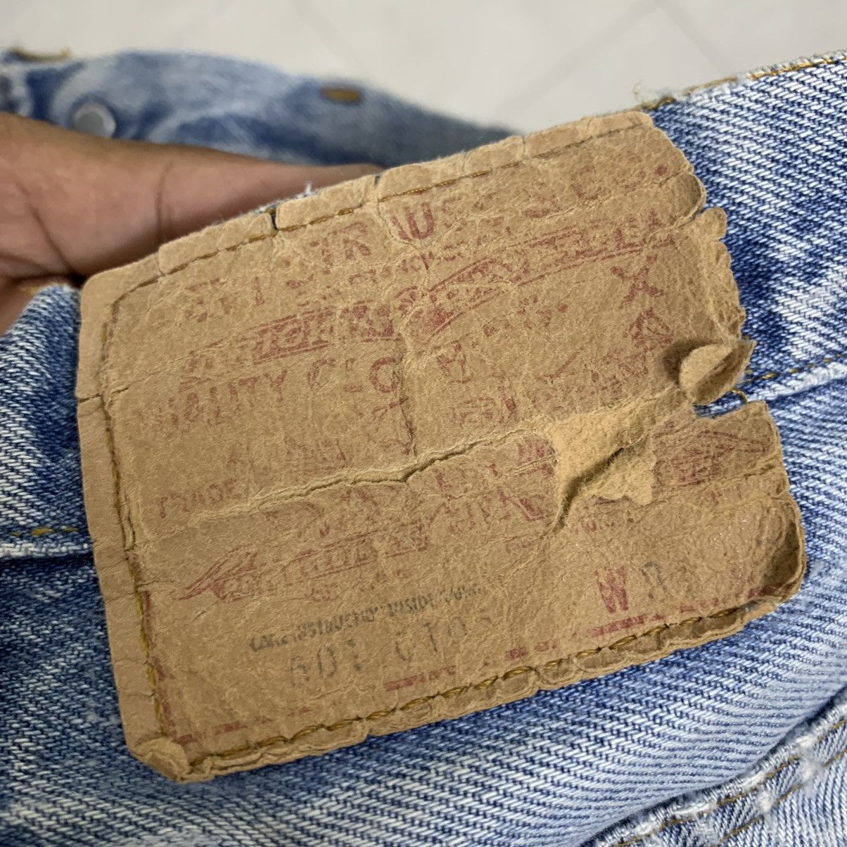 Levi's VINTAGE LEVIS 501 (KURT KOBAIN) Size US 29 - 16 Thumbnail