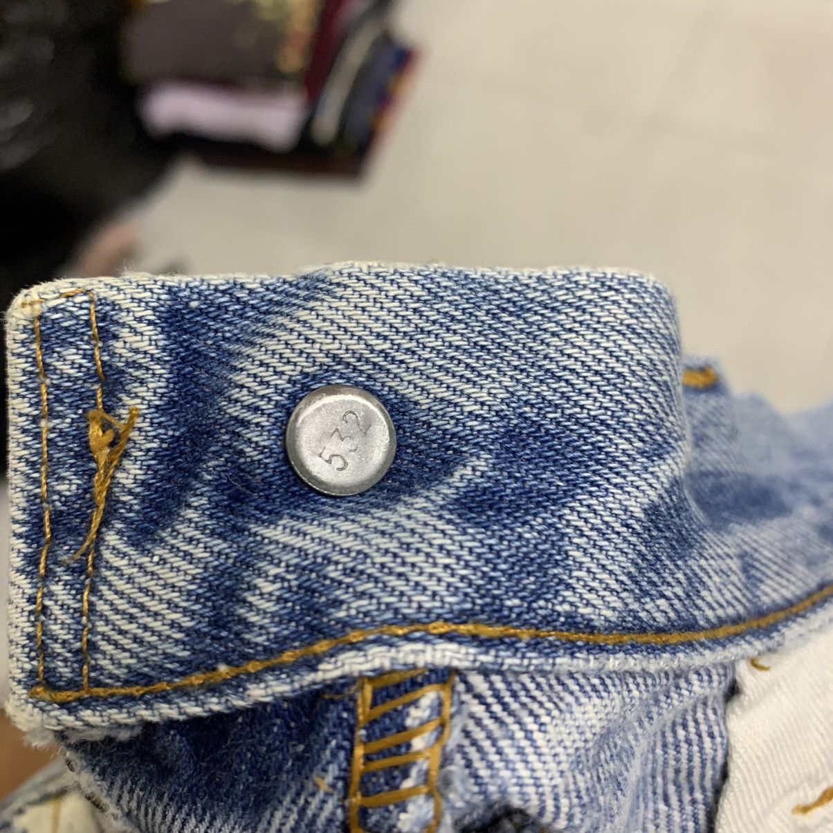 Levi's VINTAGE LEVIS 501 (KURT KOBAIN) Size US 29 - 15 Thumbnail