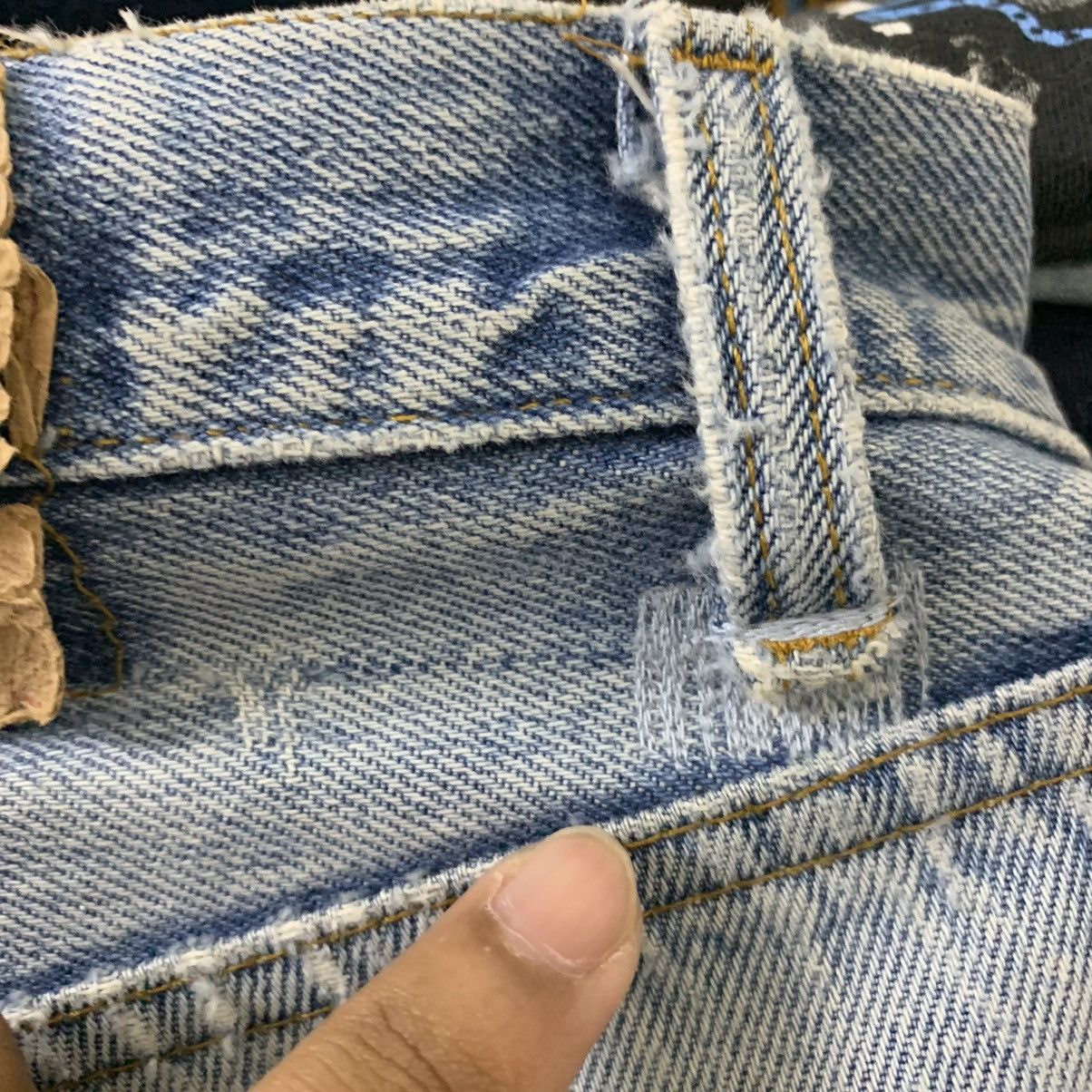 Levi's VINTAGE LEVIS 501 (KURT KOBAIN) Size US 29 - 13 Thumbnail