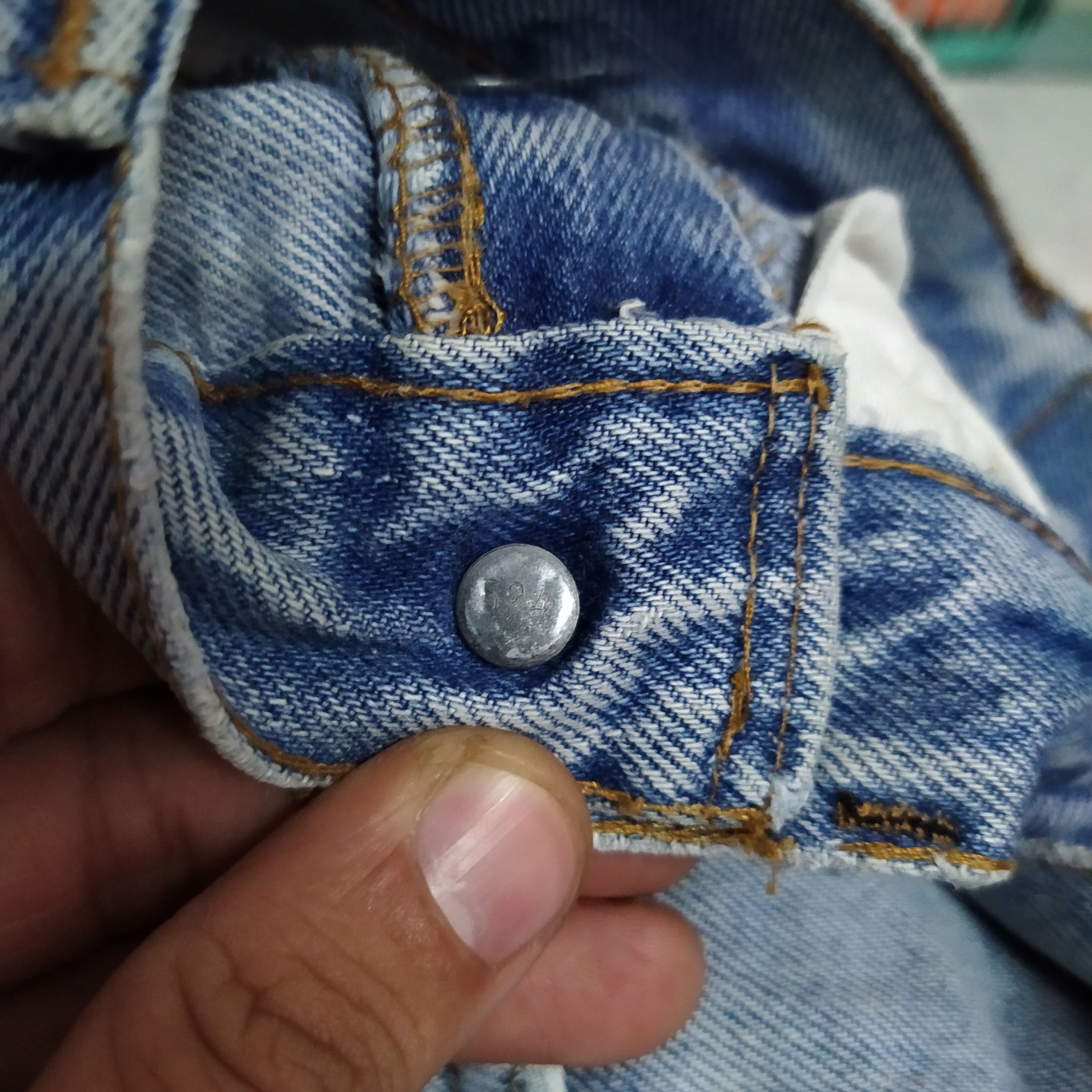 Levi's 80s LEVIS 501 SELVEDGE USA DENIM #524 DISTRESSED (D552) Size US 30 / EU 46 - 9 Thumbnail