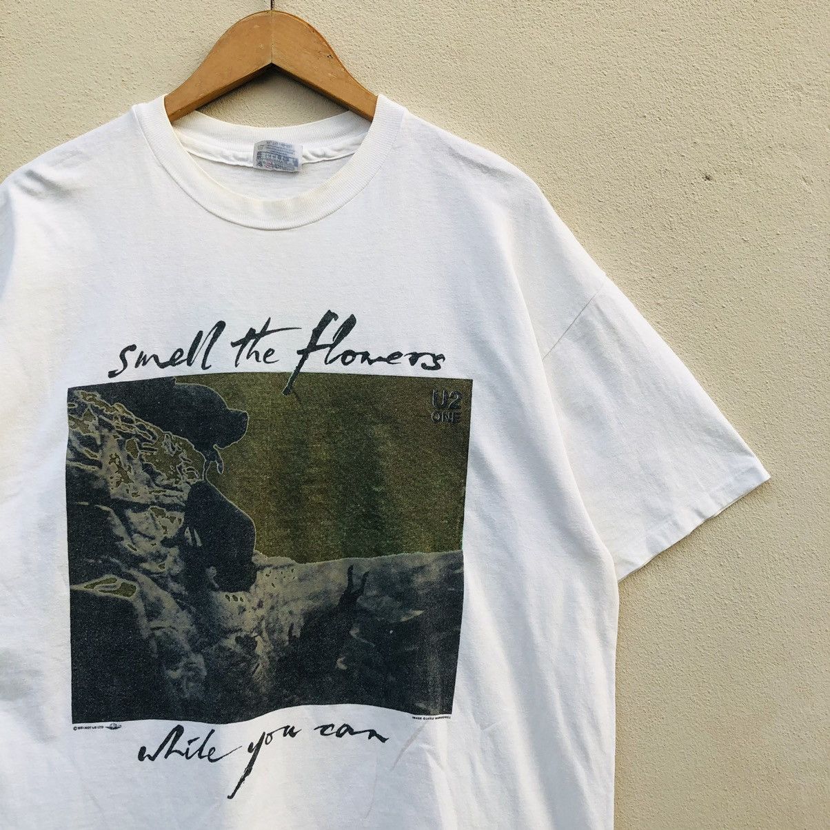 Band Tees × Vintage 🔥🔥Vintage U2 SMELL THE FLOWER WHILE YOU CAN BAND T-shirt Size US XL / EU 56 / 4 - 4 Thumbnail