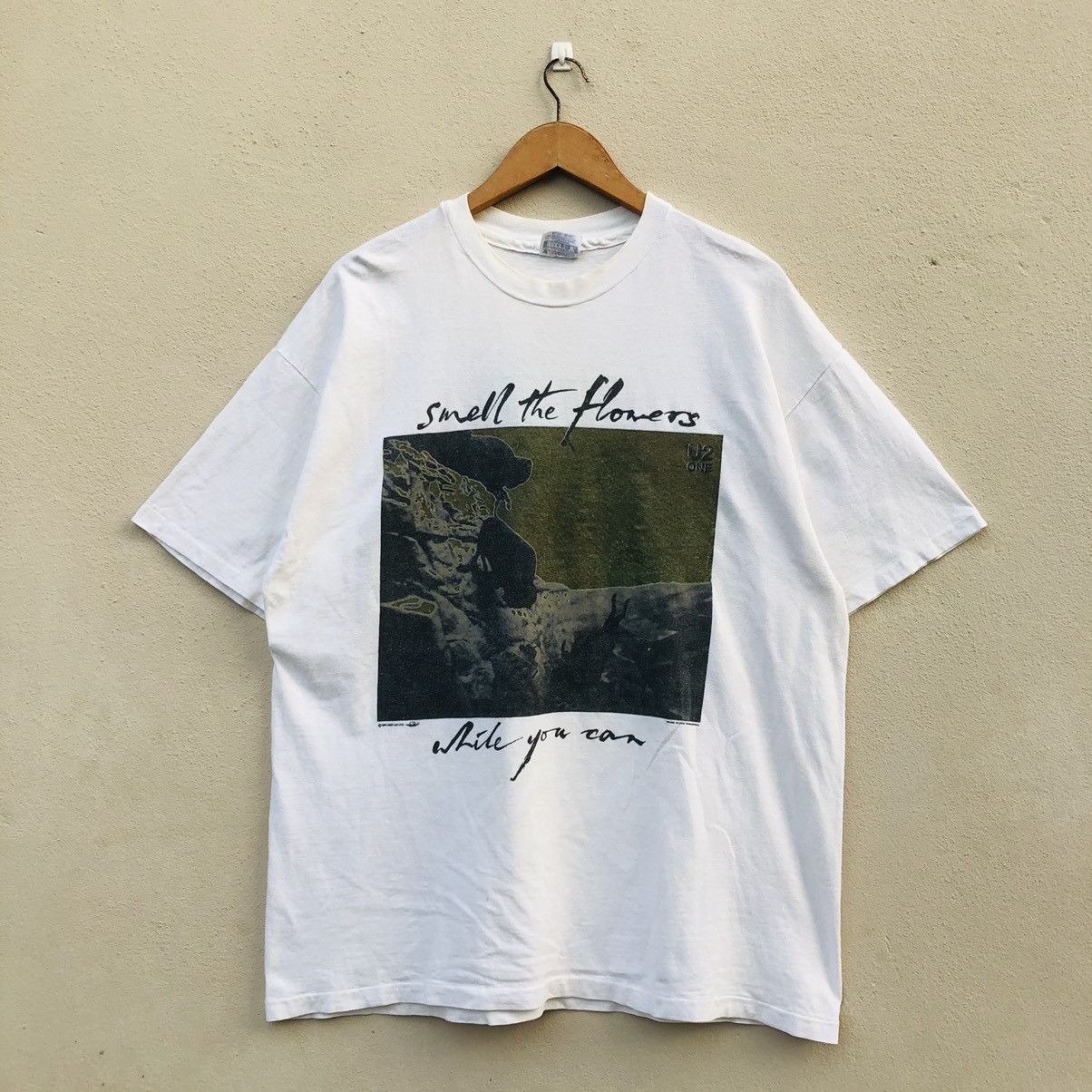 Band Tees × Vintage 🔥🔥Vintage U2 SMELL THE FLOWER WHILE YOU CAN BAND T-shirt Size US XL / EU 56 / 4 - 1 Thumbnail
