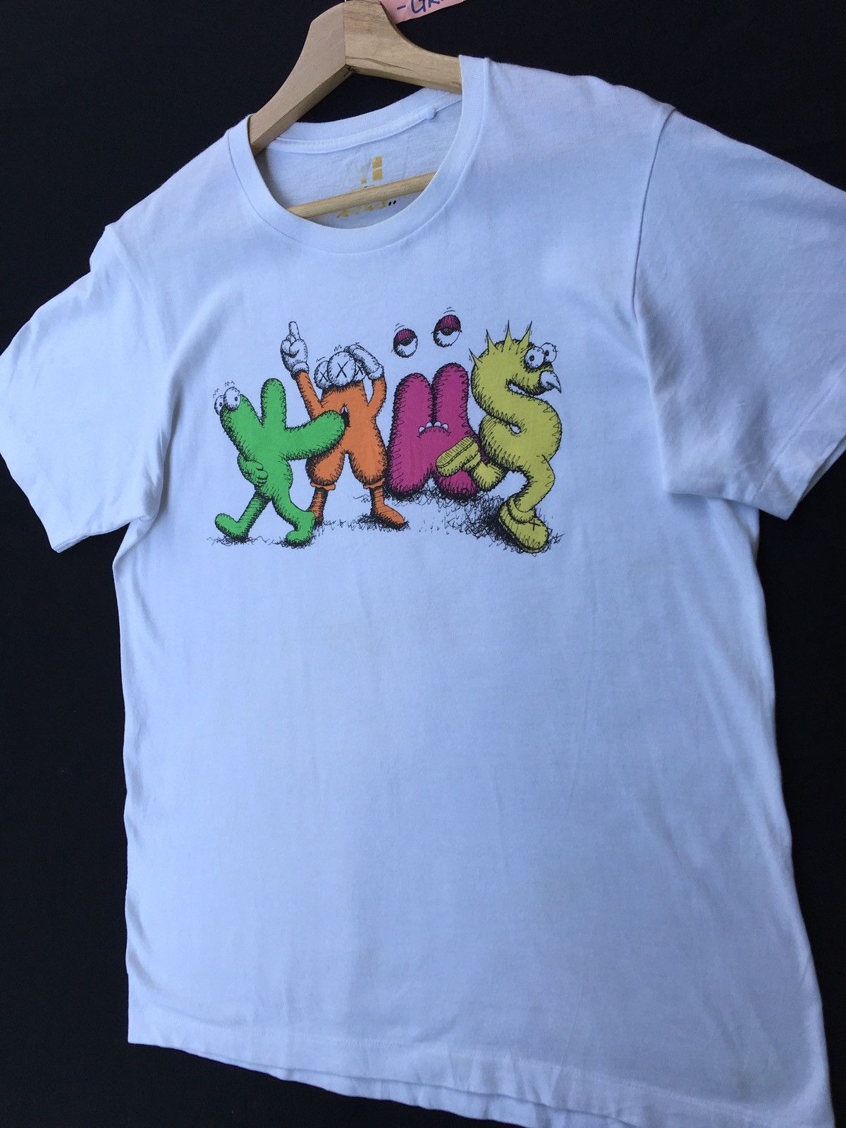 Kaws × Uniqlo Rare Kaws x Uniqlo White Dancing Letters Graphic T shirt Size US M / EU 48-50 / 2 - 7 Thumbnail