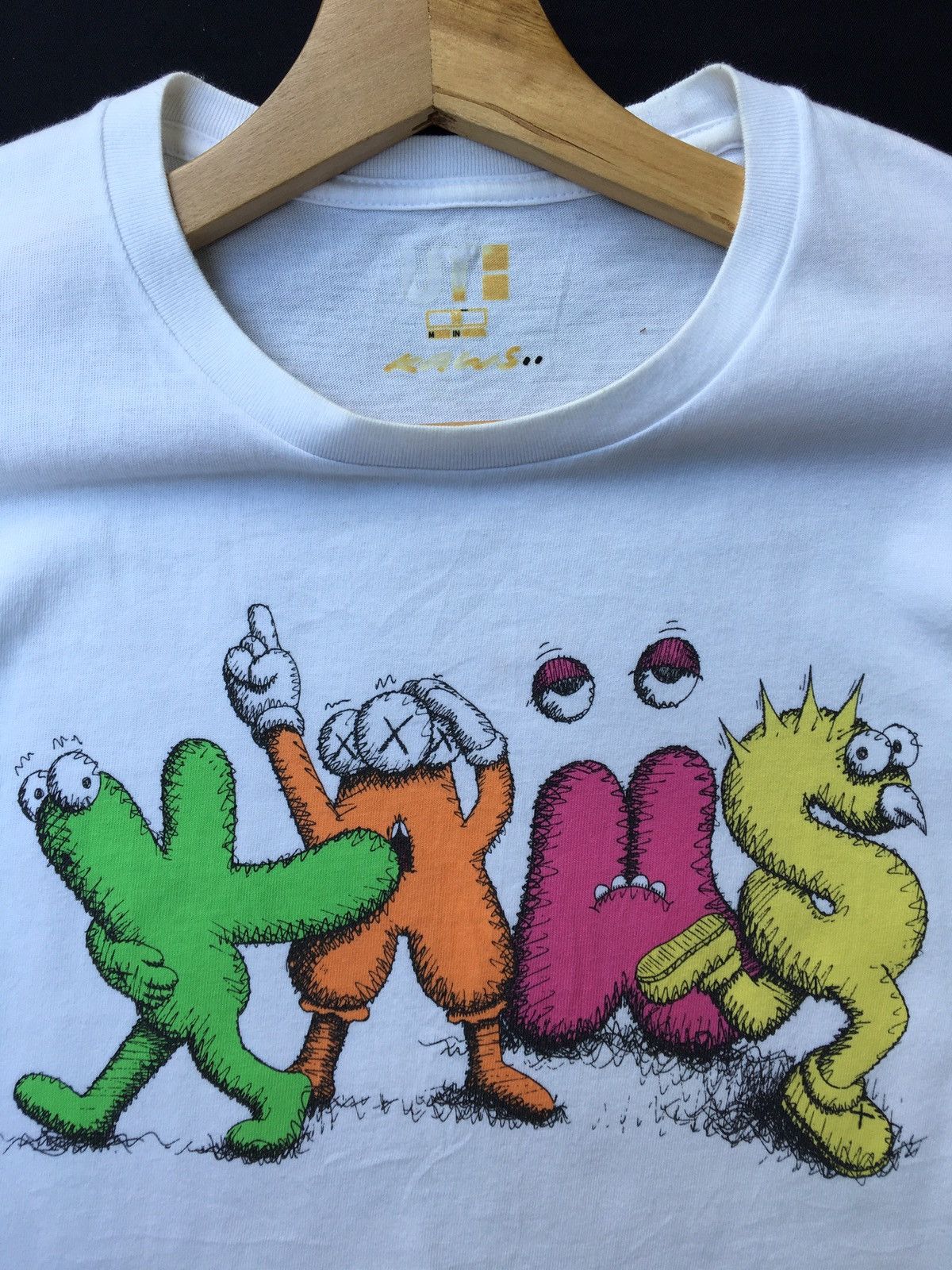 Kaws × Uniqlo Rare Kaws x Uniqlo White Dancing Letters Graphic T shirt Size US M / EU 48-50 / 2 - 8 Thumbnail