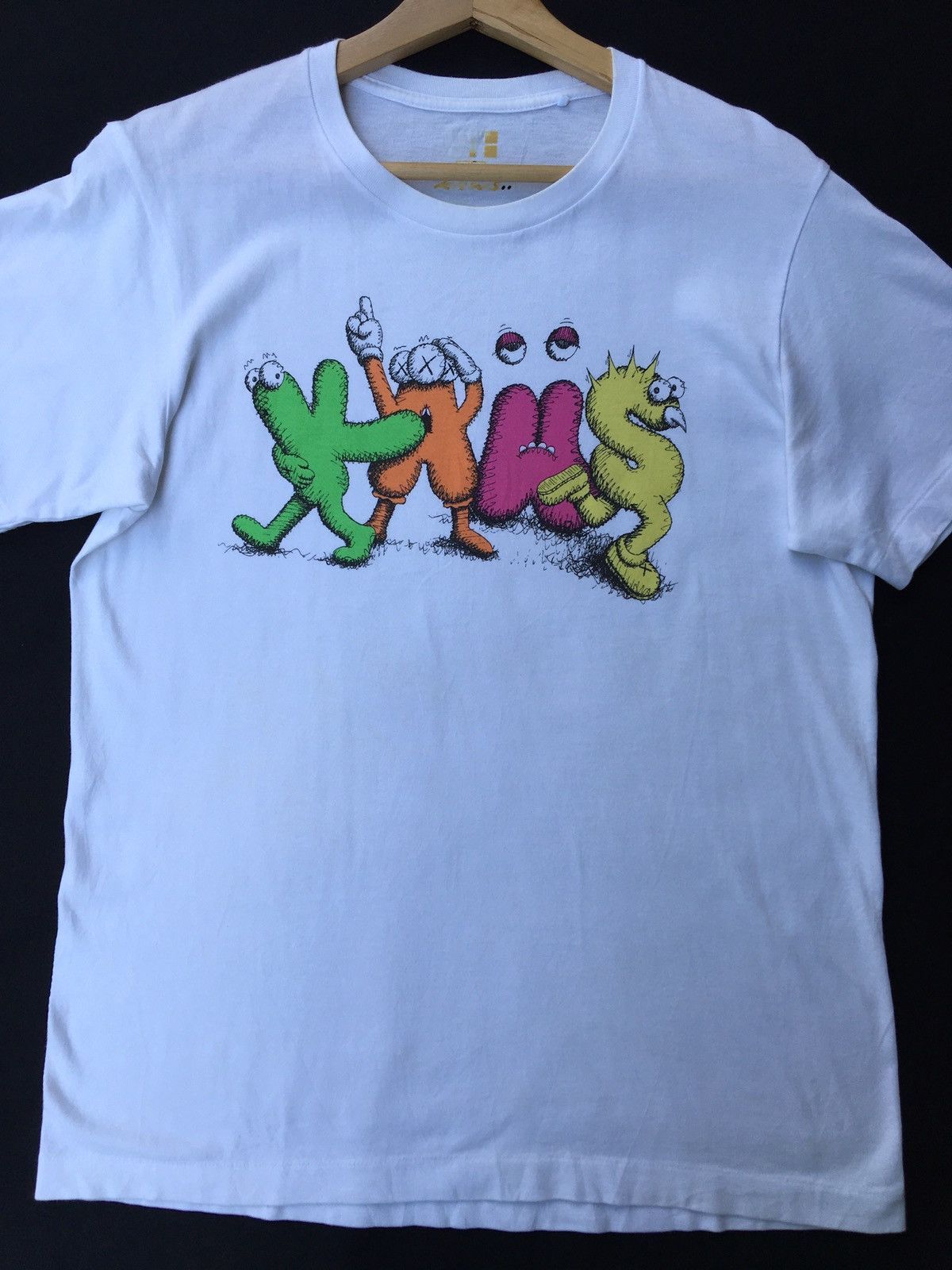 Kaws × Uniqlo Rare Kaws x Uniqlo White Dancing Letters Graphic T shirt Size US M / EU 48-50 / 2 - 5 Thumbnail