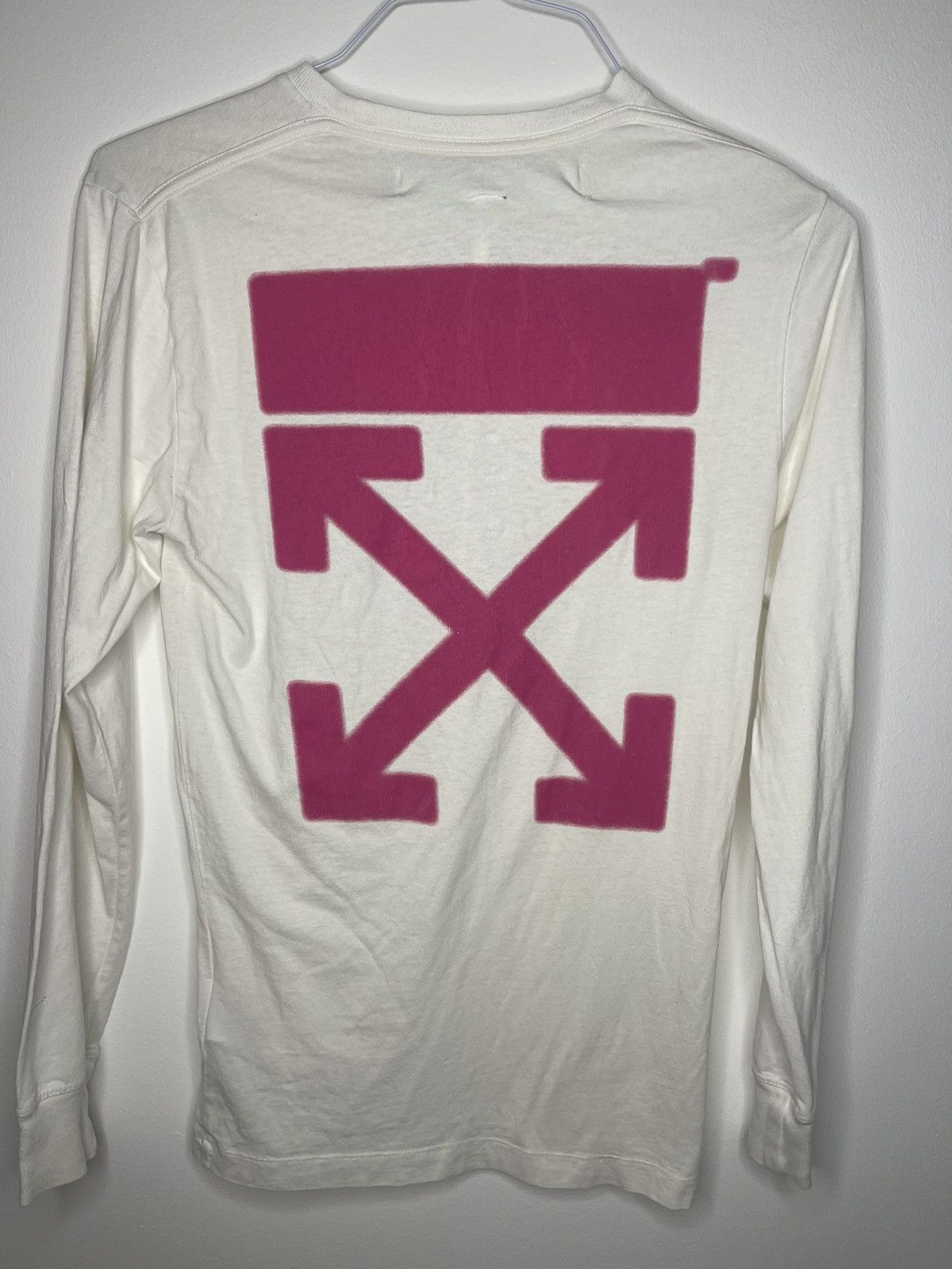 Off white world hand TEE