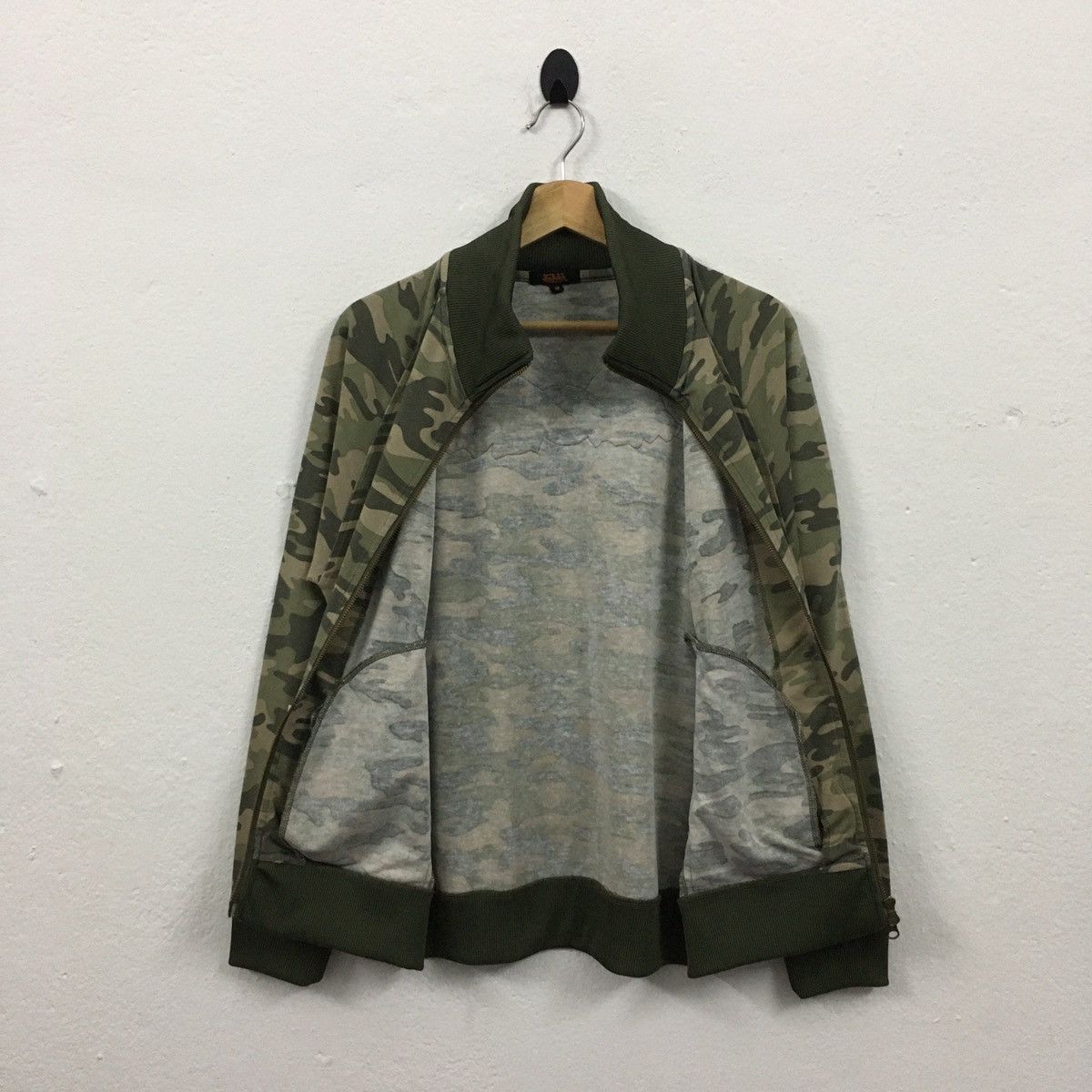 Von Dutch Rare Von Dutch Camo Flying Eye Ball Big Patches Sweater Size US M / EU 48-50 / 2 - 3 Thumbnail