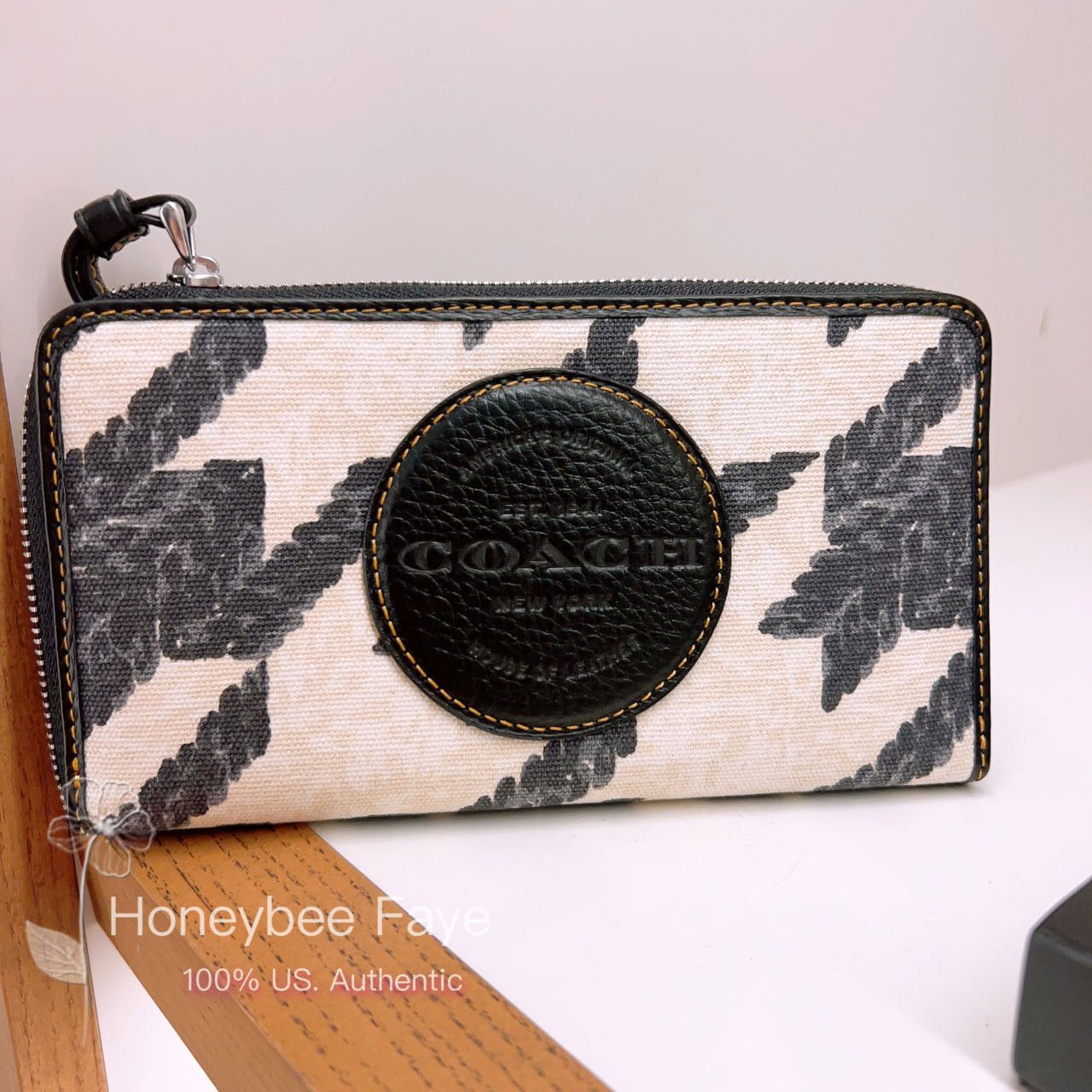 NWT Coach Dempsey Dbl Zip Patch Wallet outlet