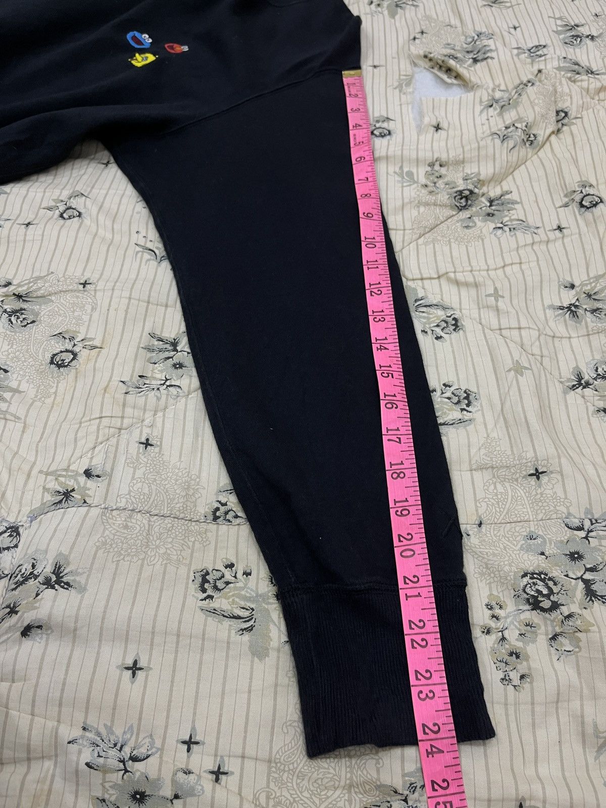 Kaws × Uniqlo (Pppp). KAWS X UT X SESAME STREET SWEATSHIRT Size US M / EU 48-50 / 2 - 11 Thumbnail