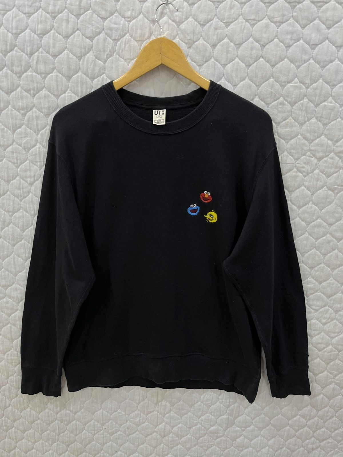 Kaws × Uniqlo (Pppp). KAWS X UT X SESAME STREET SWEATSHIRT Size US M / EU 48-50 / 2 - 1 Thumbnail