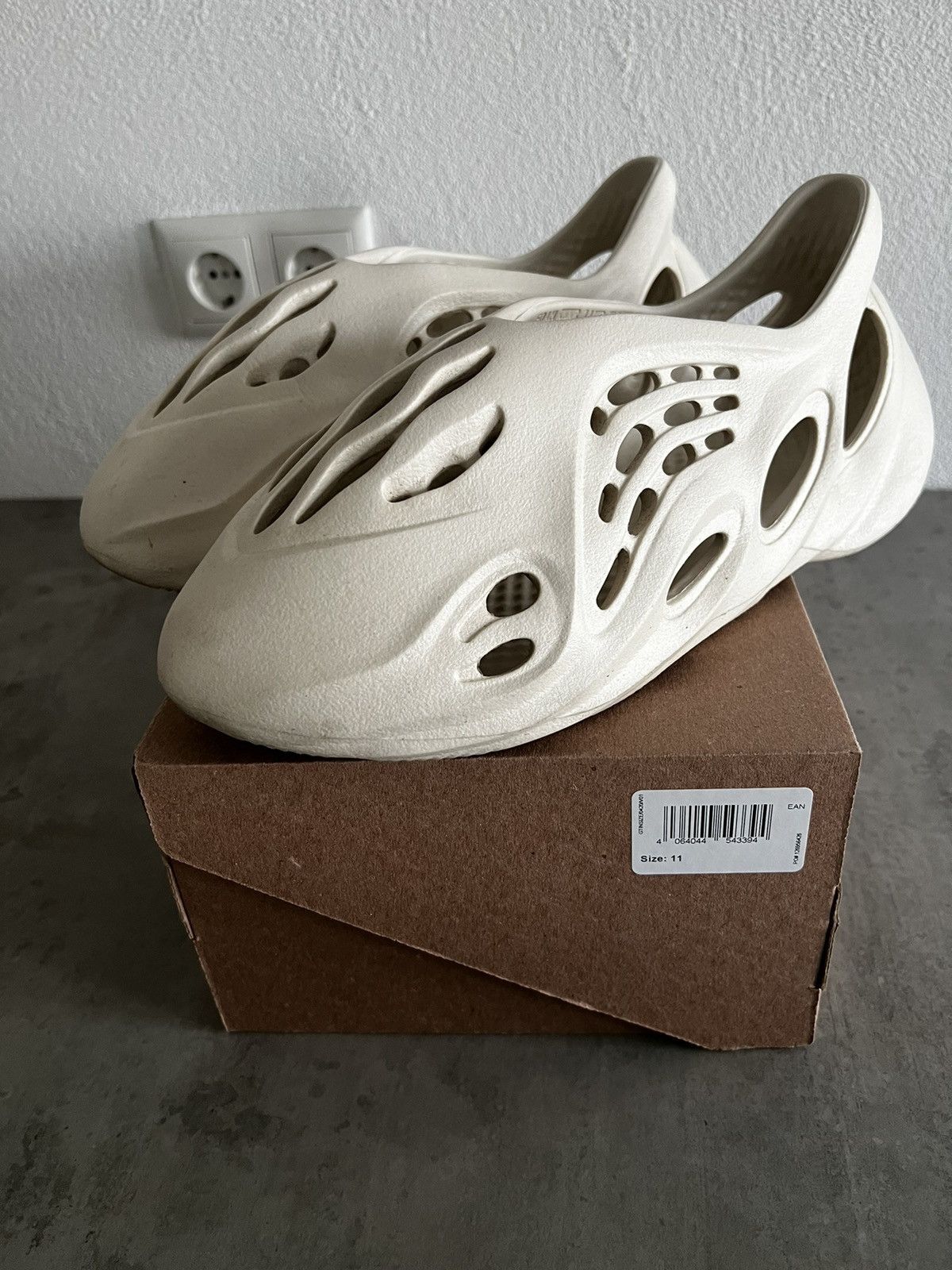 adidas originals x kanye west yeezy foam runner