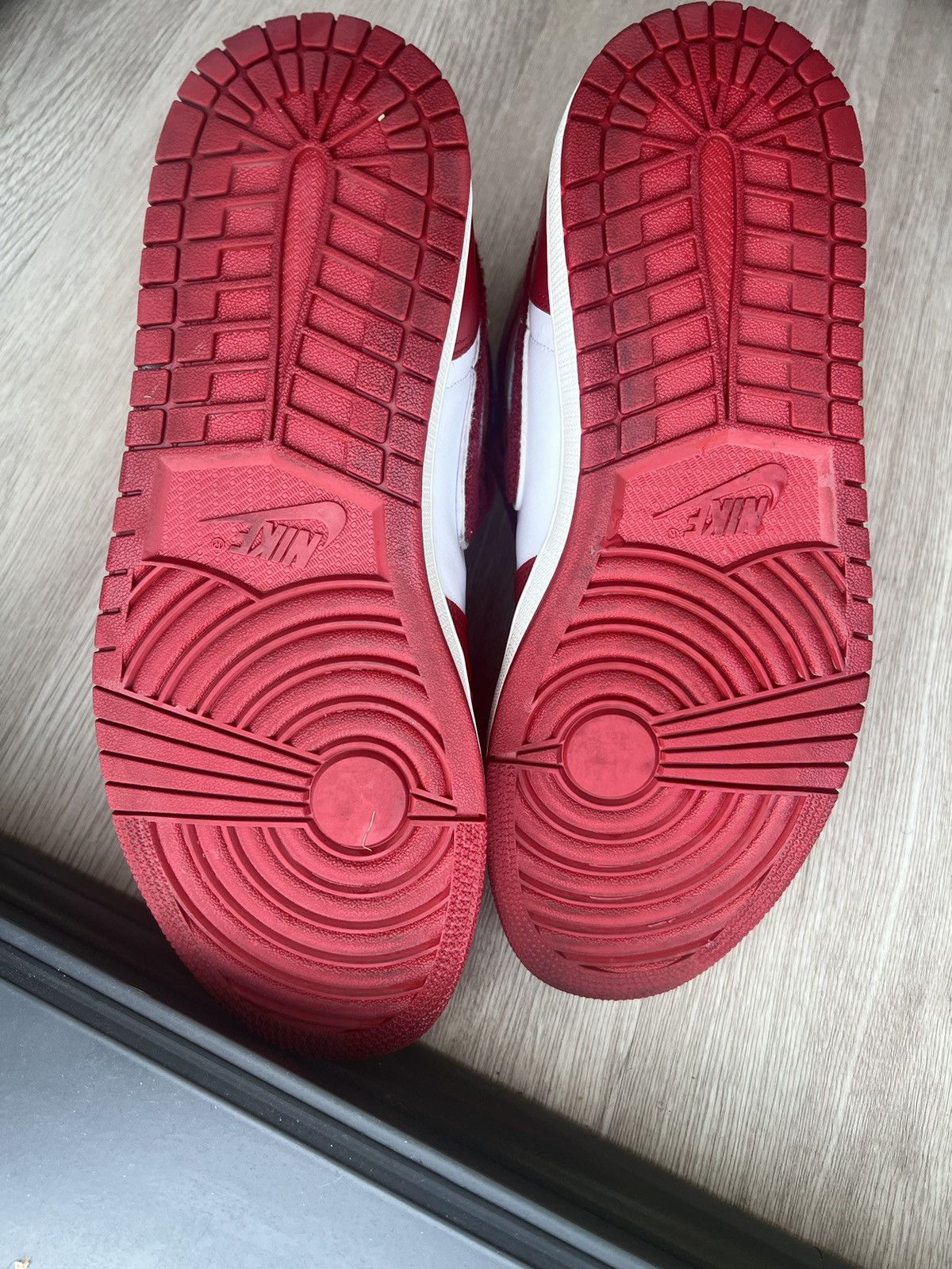 Jordan Brand Jordan 1 Retro High OG, Varsity Red Size US 9.5 / EU 42-43 - 10 Thumbnail