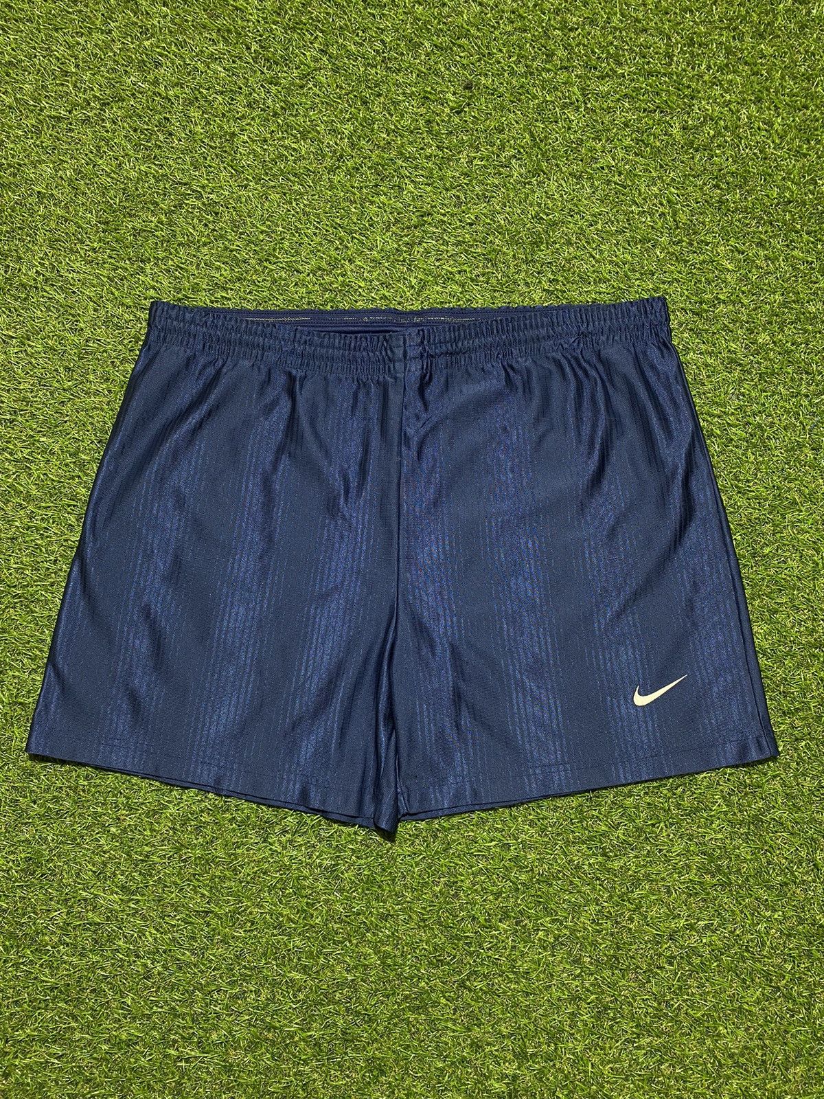 Nike Vintage Nike shorts streetwear swoosh casual y2k size L Size US 34 / EU 50 - 1 Thumbnail