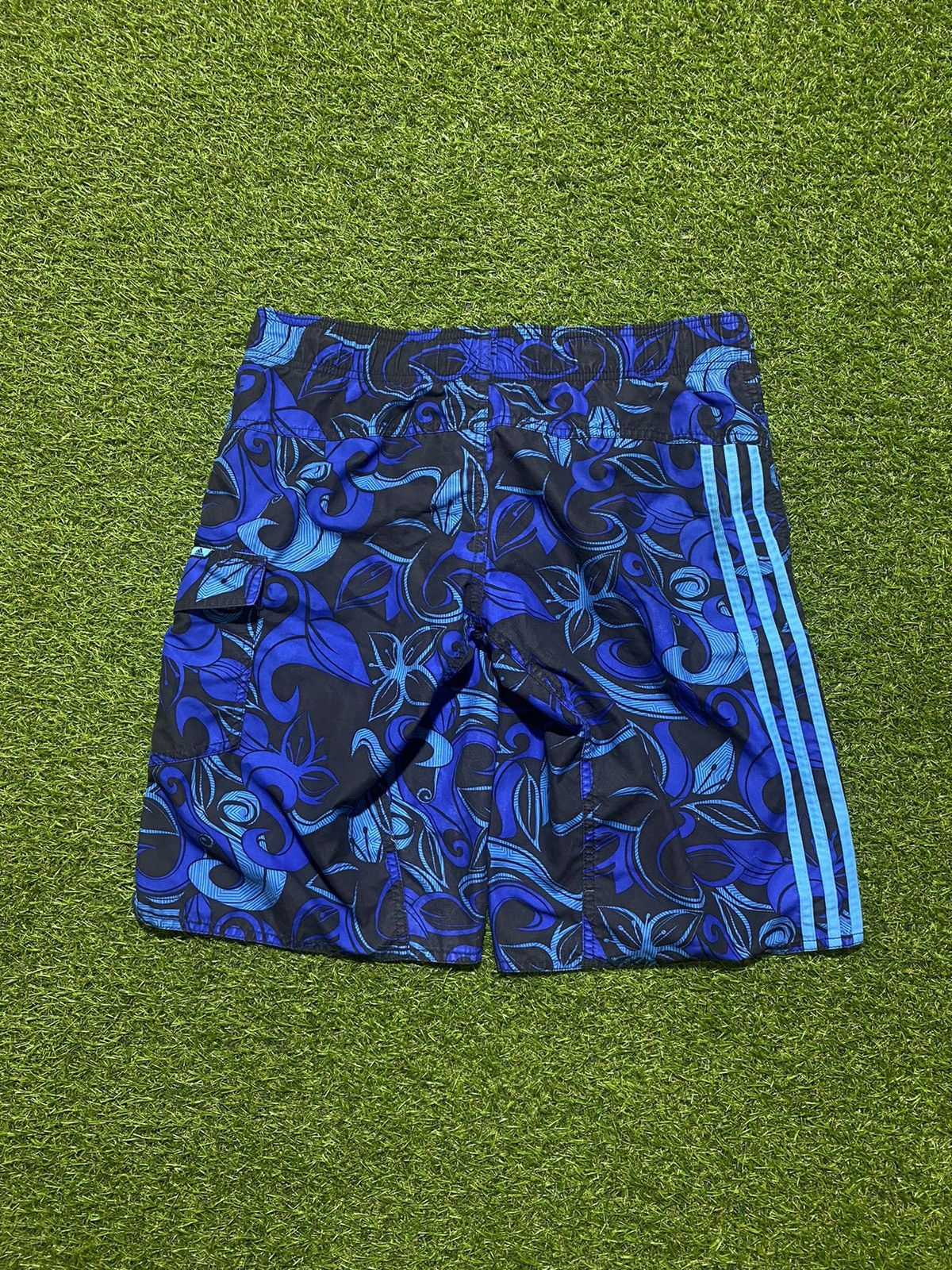 Adidas Vintage Adidas shorts streetwear y2k casual style size S Size US 30 / EU 46 - 2 Thumbnail