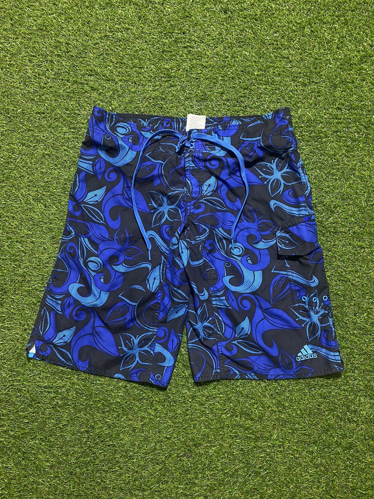 Adidas Vintage Adidas shorts streetwear y2k casual style size S Size US 30 / EU 46 - 1 Thumbnail