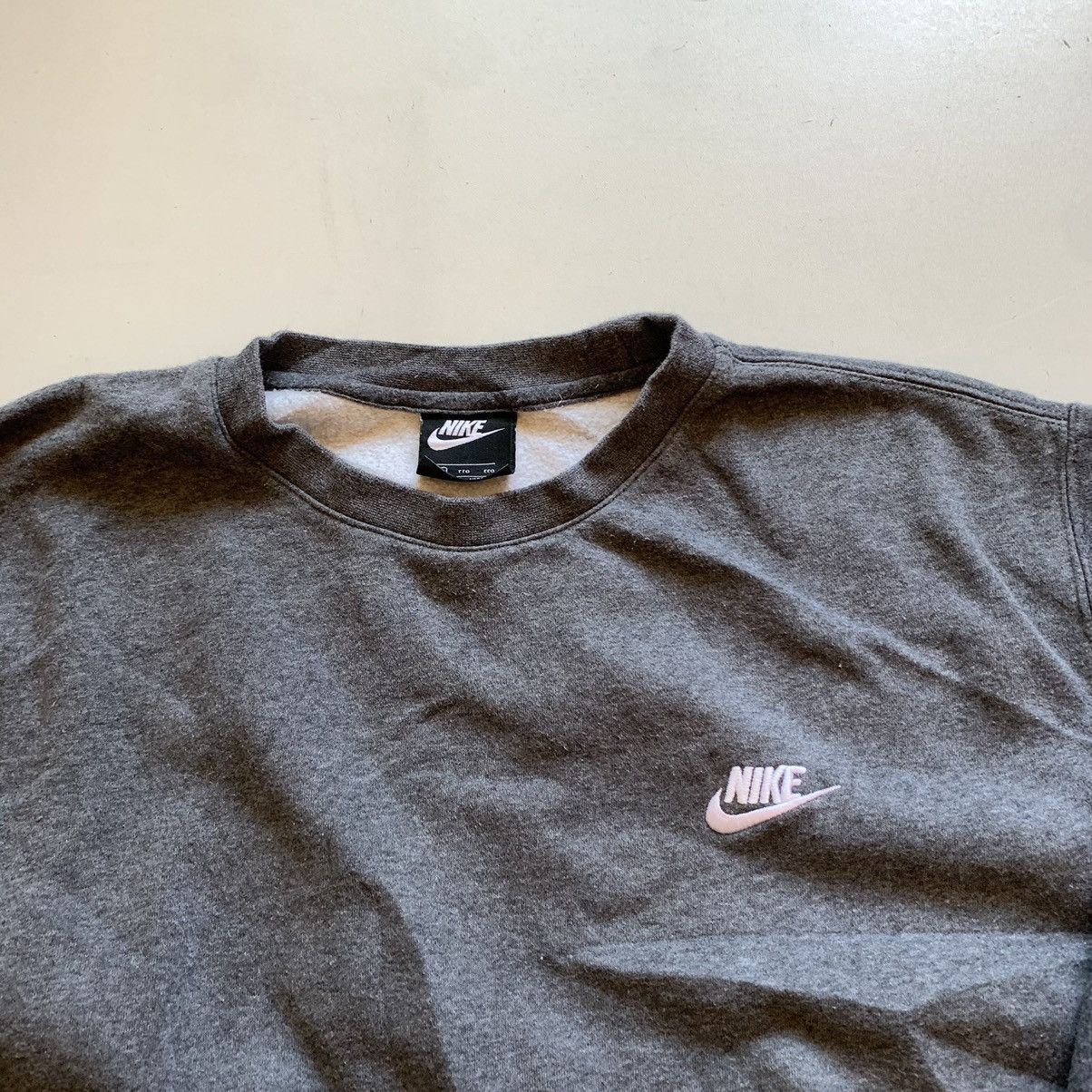 Nike Vintage 2000s Nike Embroidered swoosh Crewneck XXL Gray Rare Size US XXL / EU 58 / 5 - 2 Thumbnail