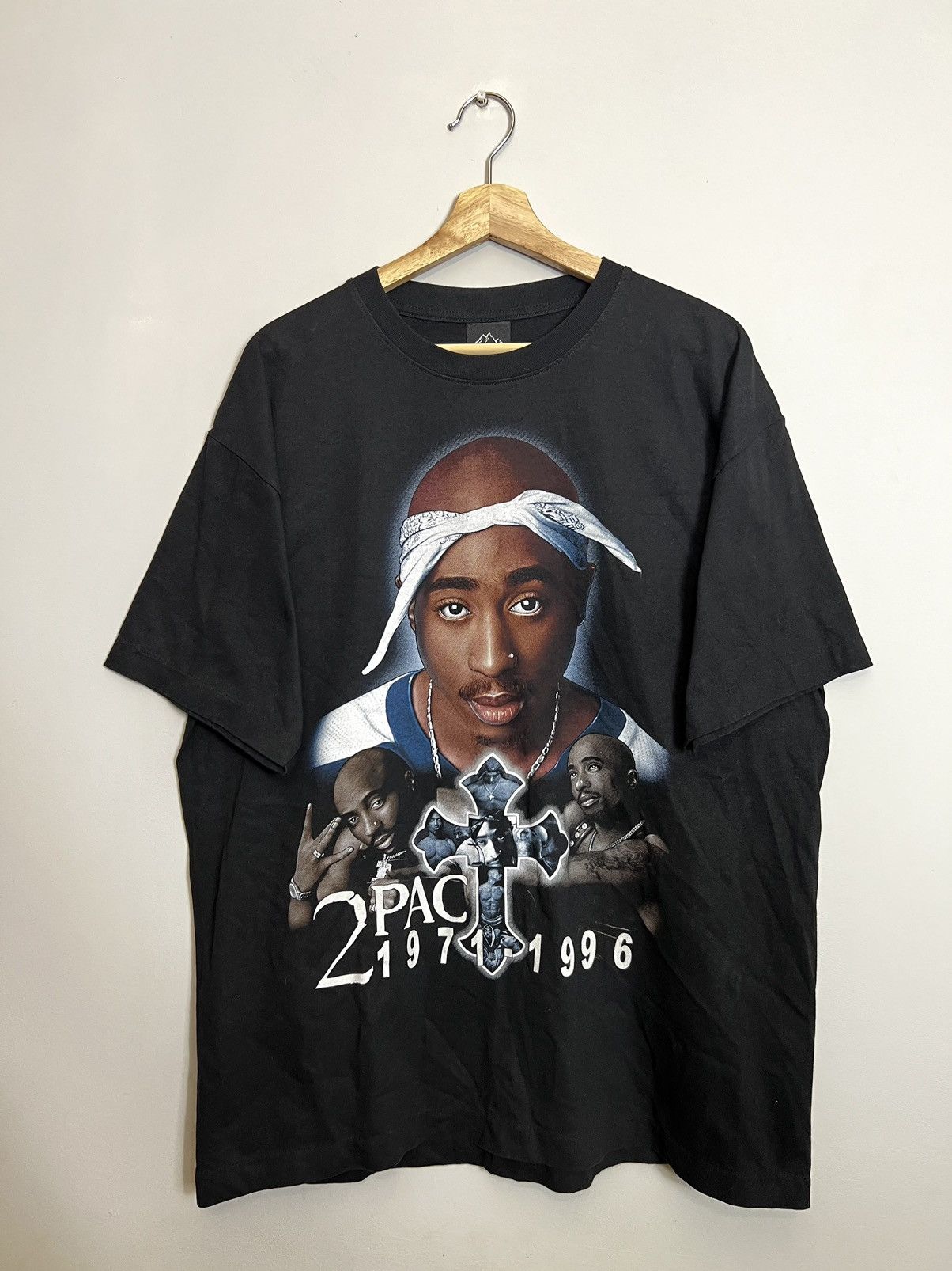 image of Band Tees x Rap Tees 2Pac Legends Live Forever Vintage Rap Band Tee Tupac 90 in Black (Size XL)