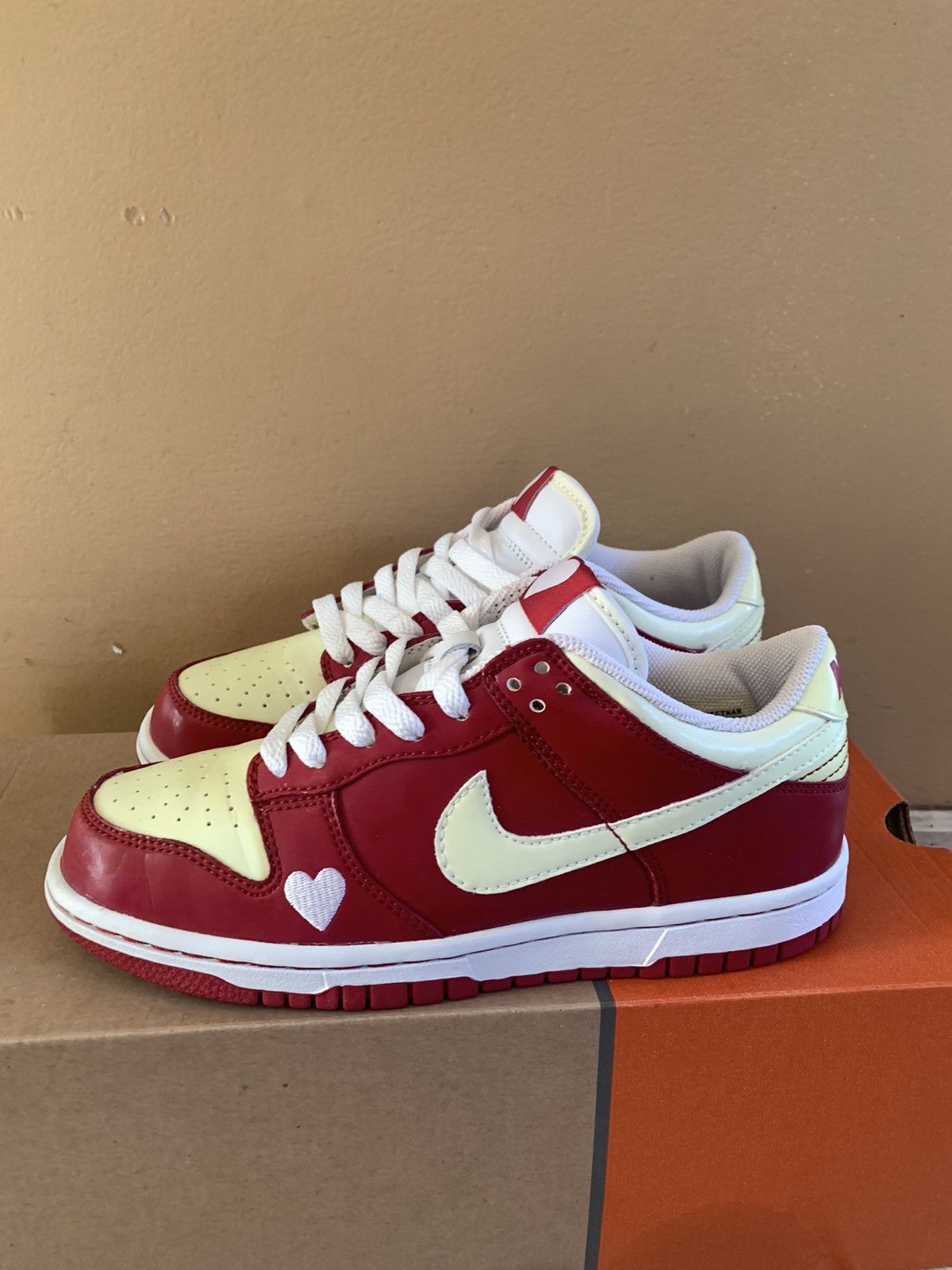 Nike Nike Dunk Low WMNS 2004 Valentines Day Hearts Size US 6 / EU 39 - 4 Thumbnail