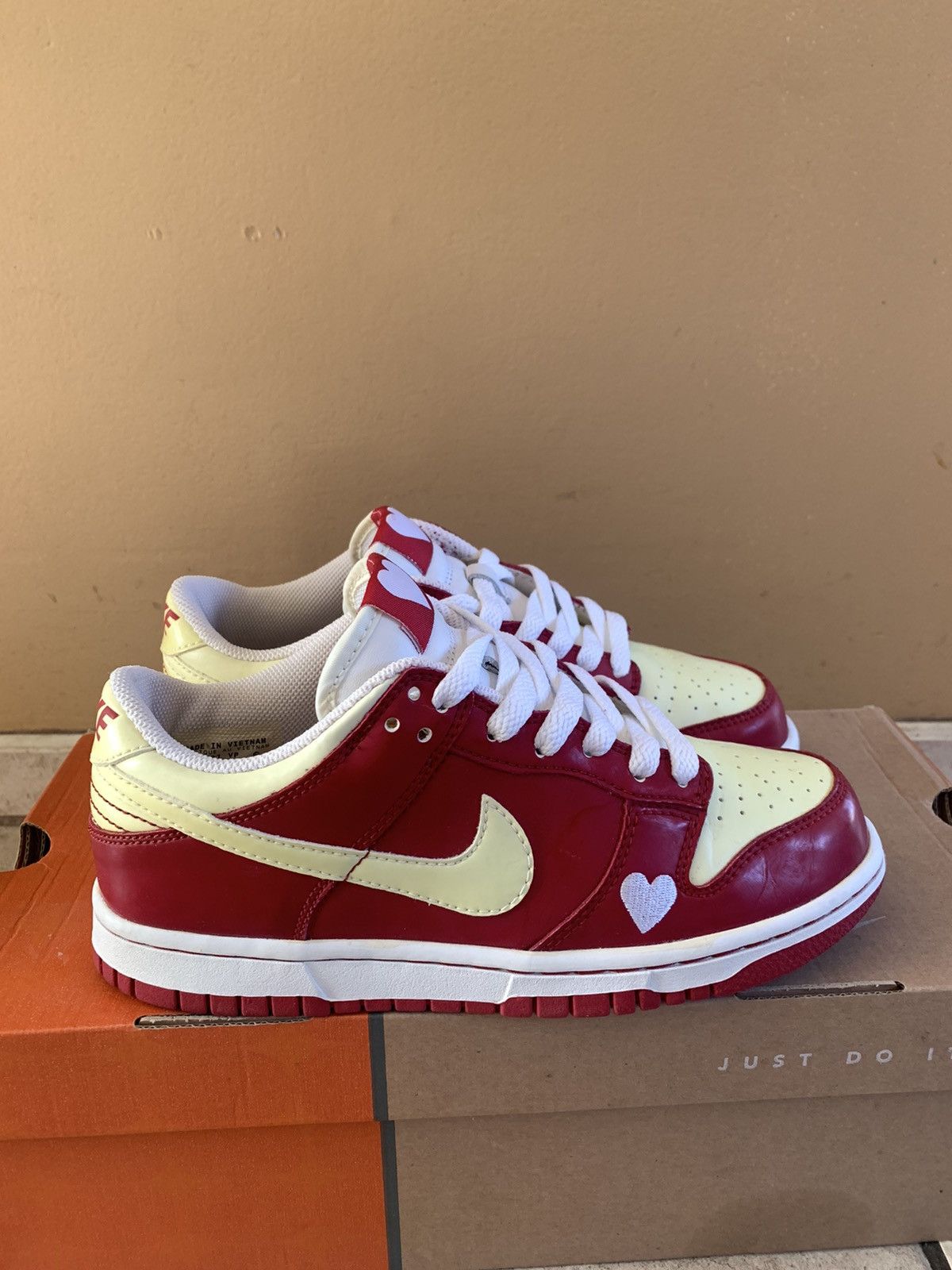 Nike Nike Dunk Low WMNS 2004 Valentines Day Hearts Size US 6 / EU 39 - 2 Thumbnail