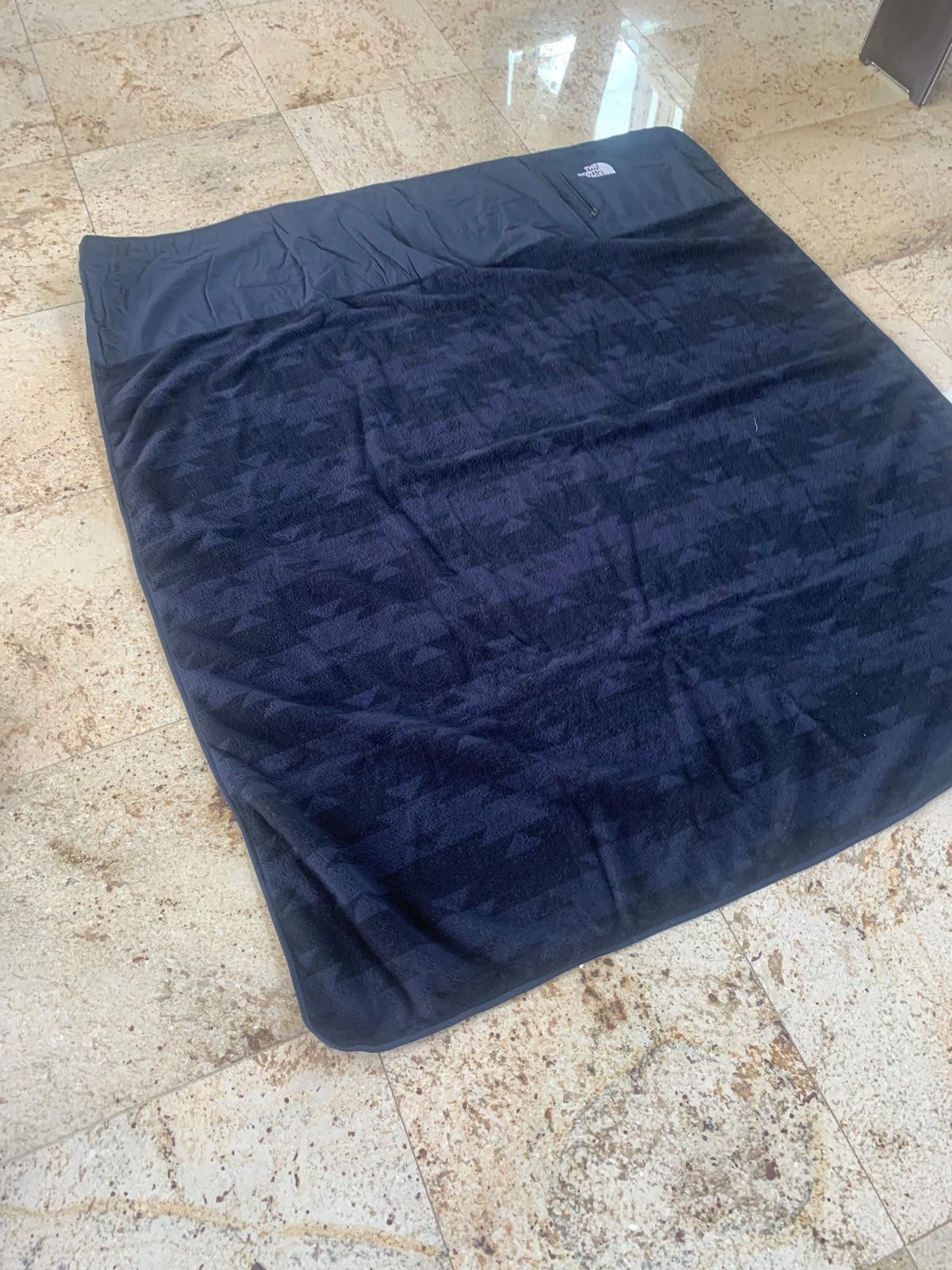 The North Face Blanket With Pocket in Navy Size ONE SIZE - 2 Thumbnail