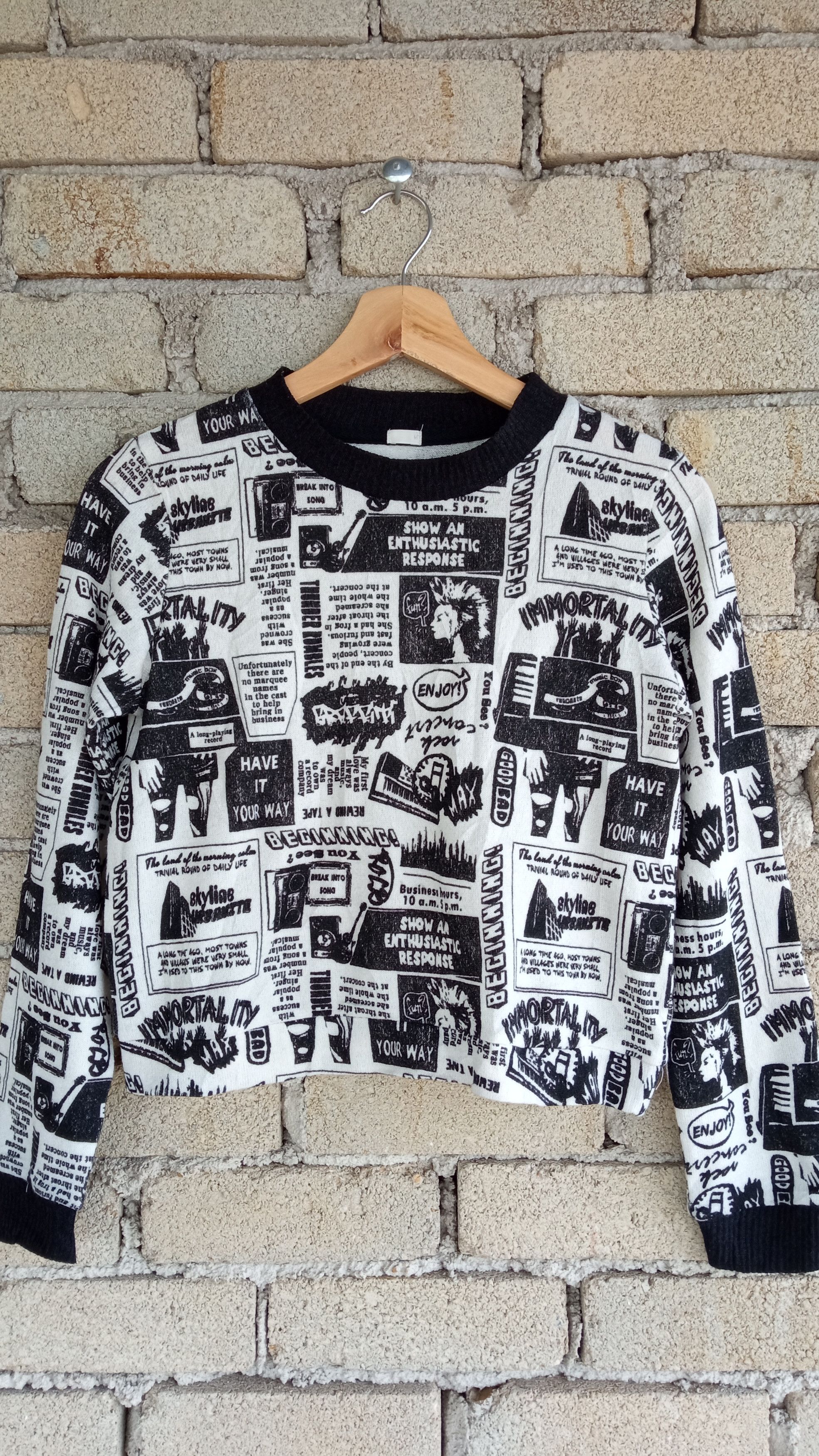 GU × Japanese Brand 🔥🔥Japanese Brand GU Fullprint Newspaper Cropped Sweatshirt Size US S / EU 44-46 / 1 - 4 Thumbnail