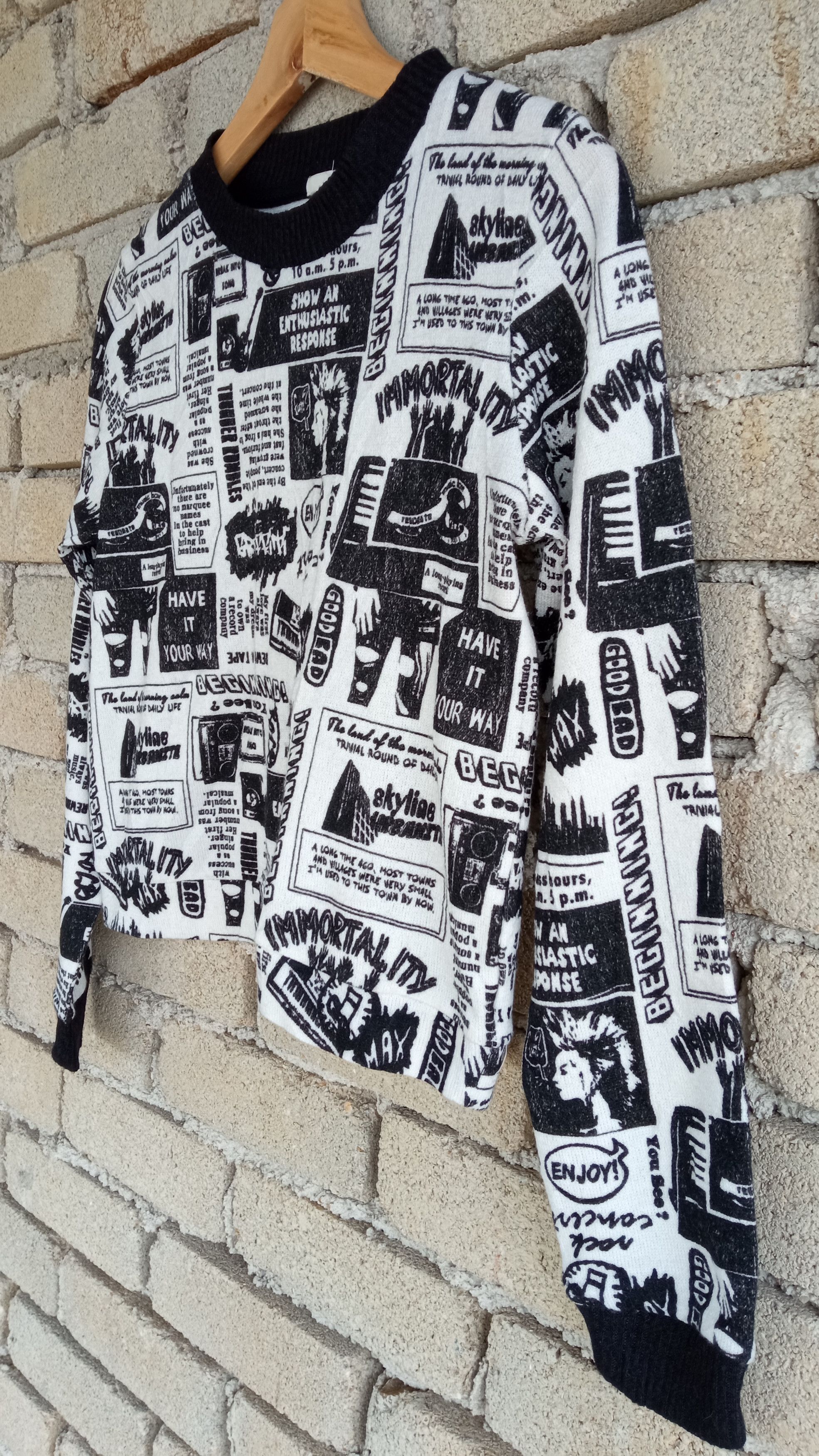 GU × Japanese Brand 🔥🔥Japanese Brand GU Fullprint Newspaper Cropped Sweatshirt Size US S / EU 44-46 / 1 - 10 Thumbnail