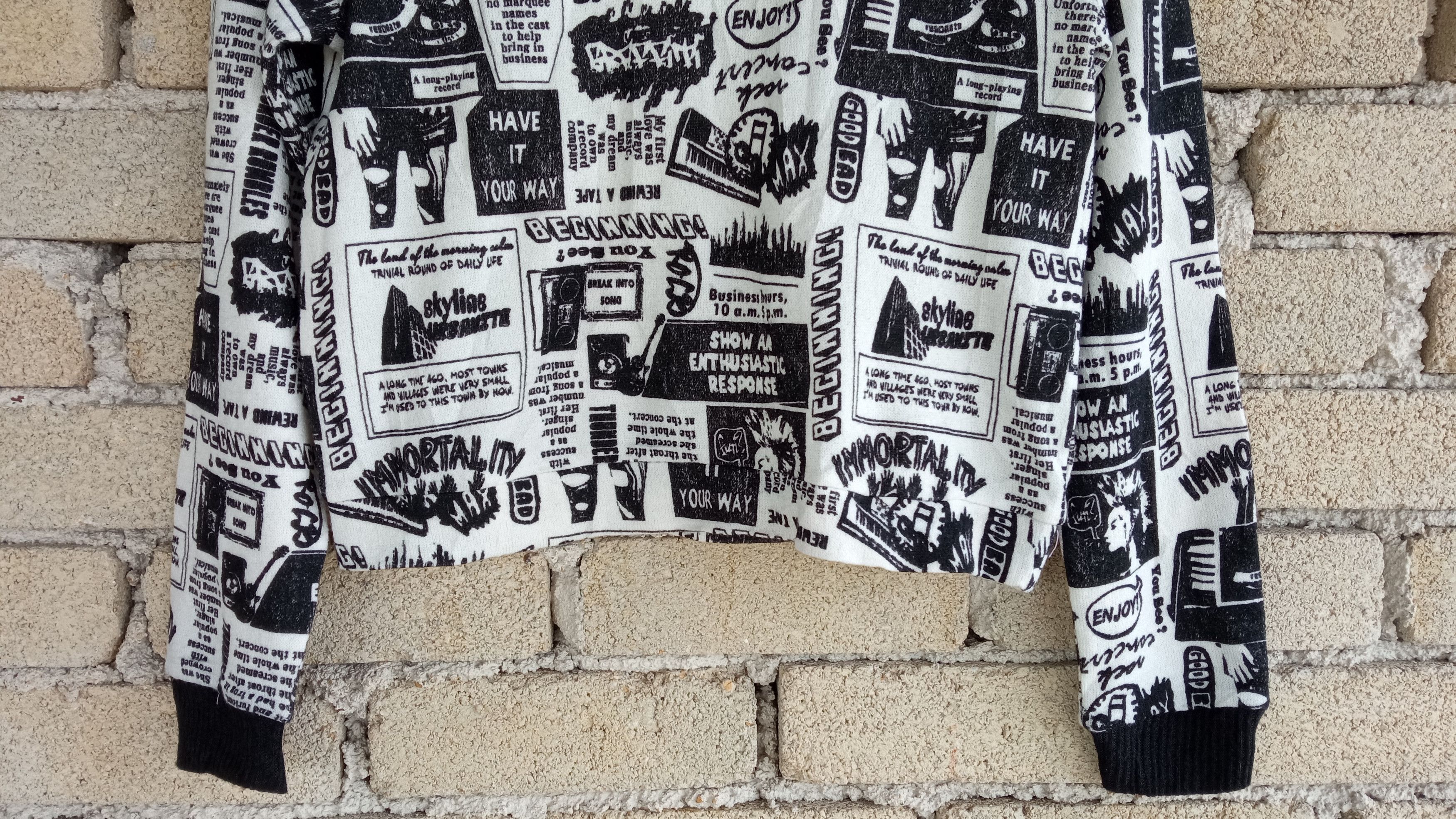 GU × Japanese Brand 🔥🔥Japanese Brand GU Fullprint Newspaper Cropped Sweatshirt Size US S / EU 44-46 / 1 - 6 Thumbnail
