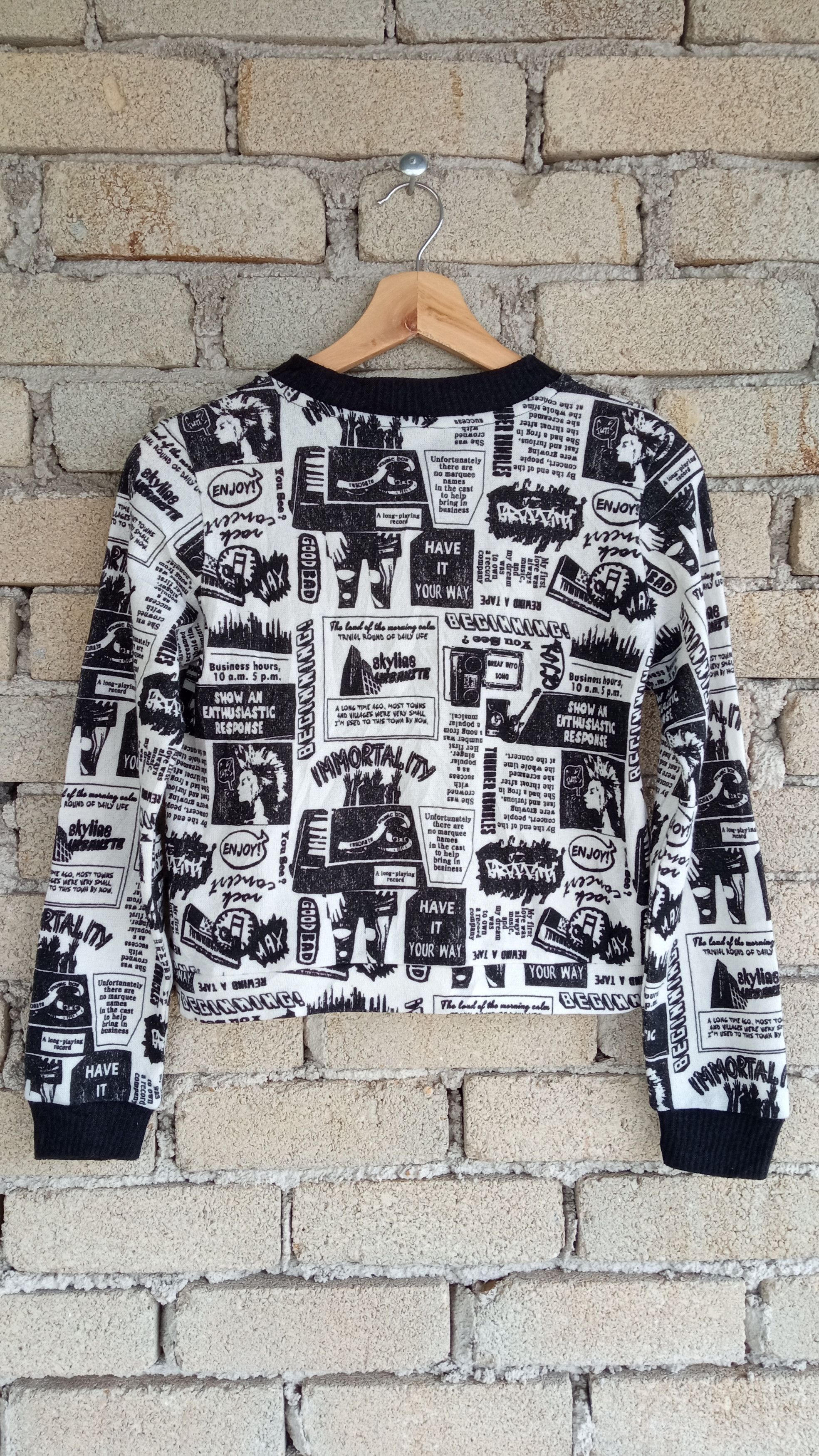GU × Japanese Brand 🔥🔥Japanese Brand GU Fullprint Newspaper Cropped Sweatshirt Size US S / EU 44-46 / 1 - 11 Thumbnail